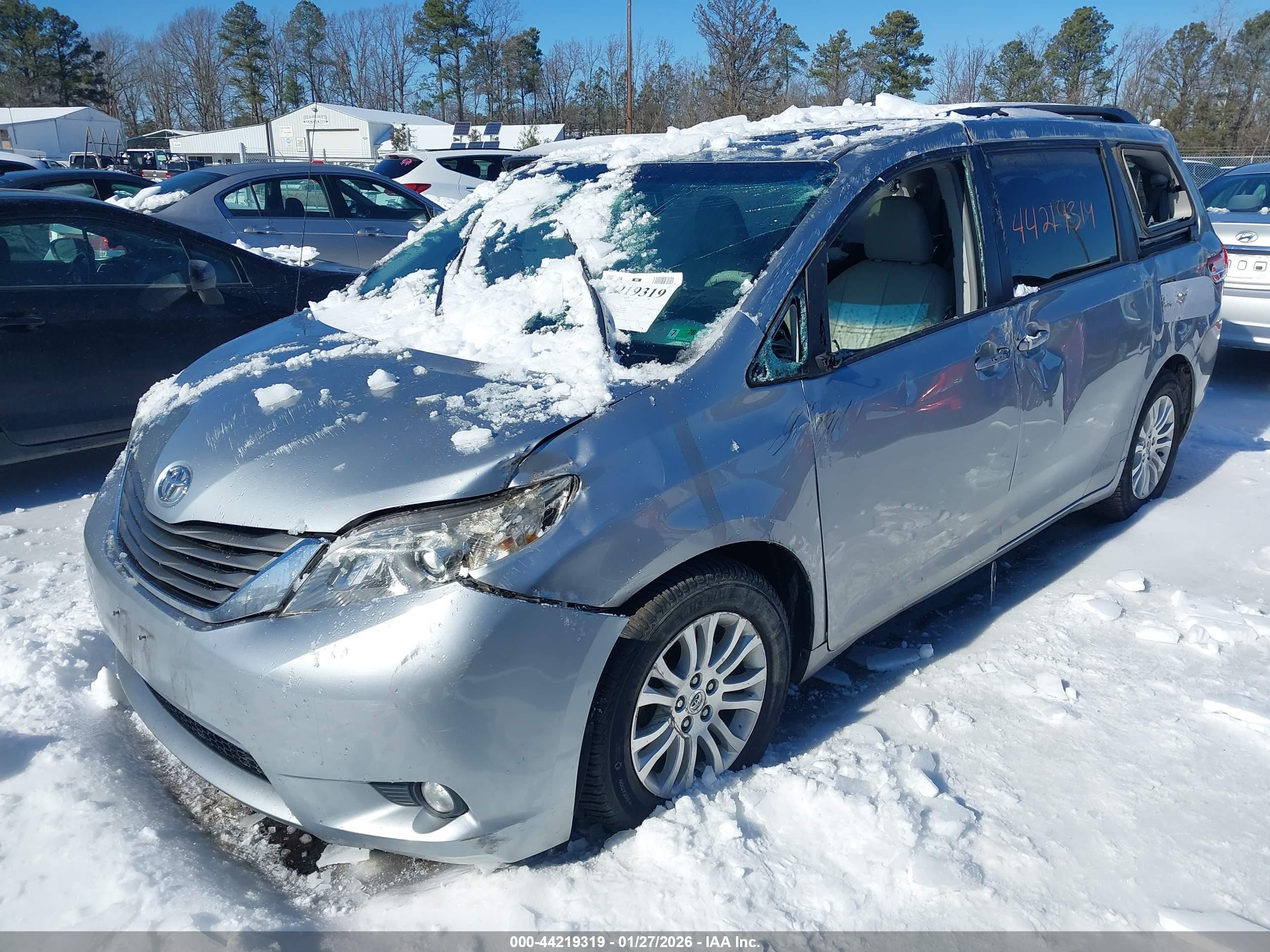 TOYOTA SIENNA image 2