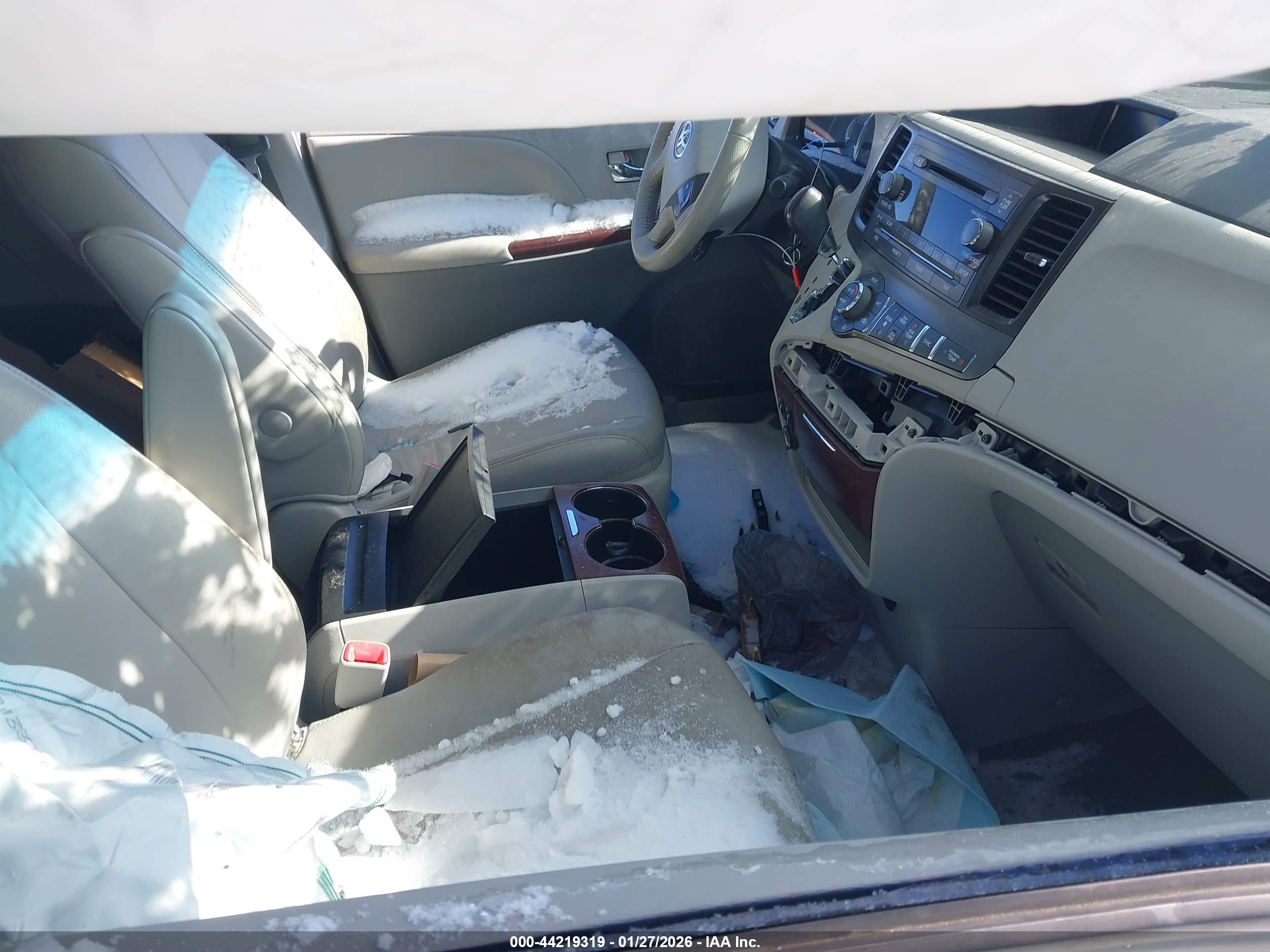 TOYOTA SIENNA image 5