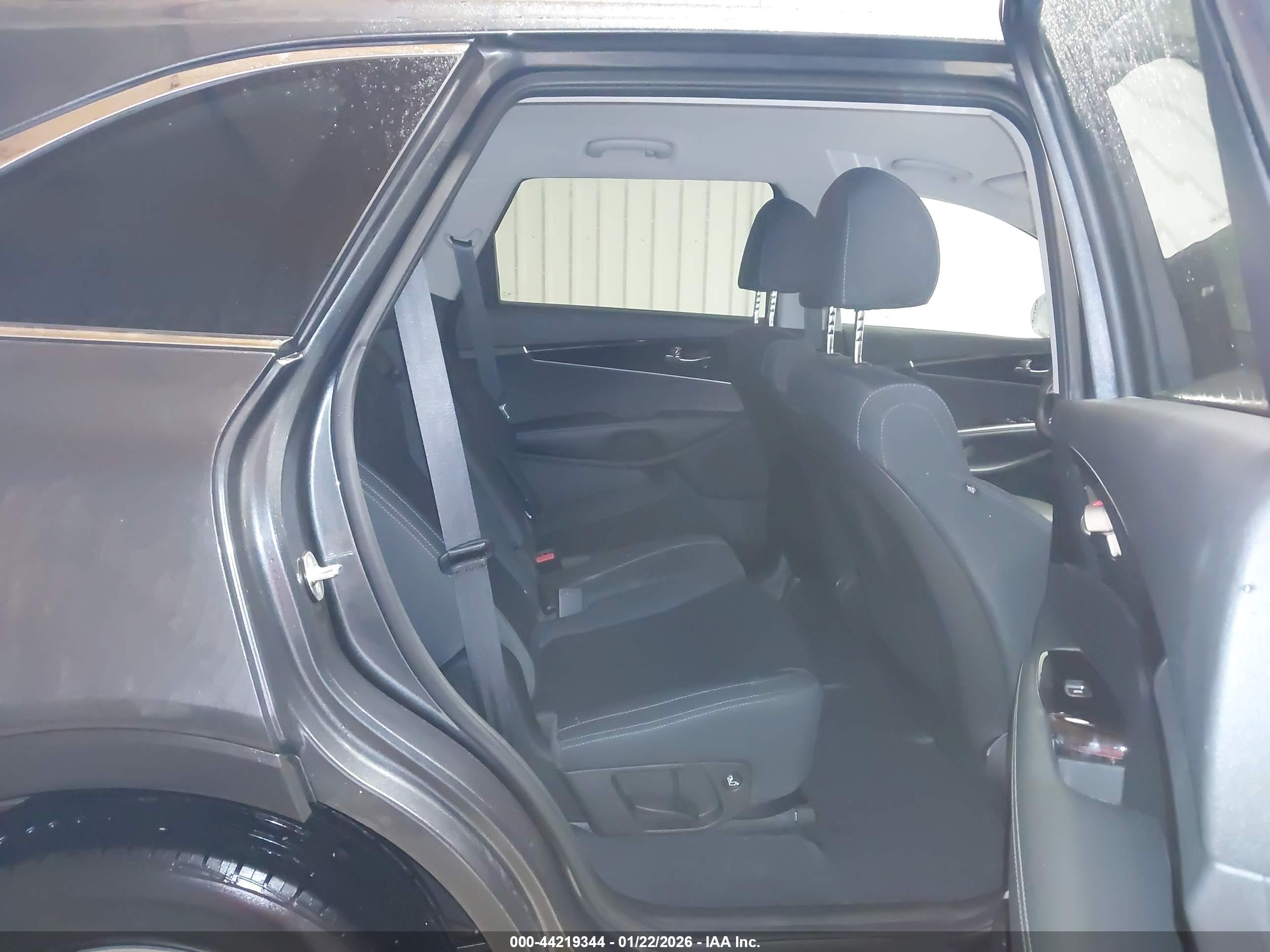 KIA SORENTO image 8