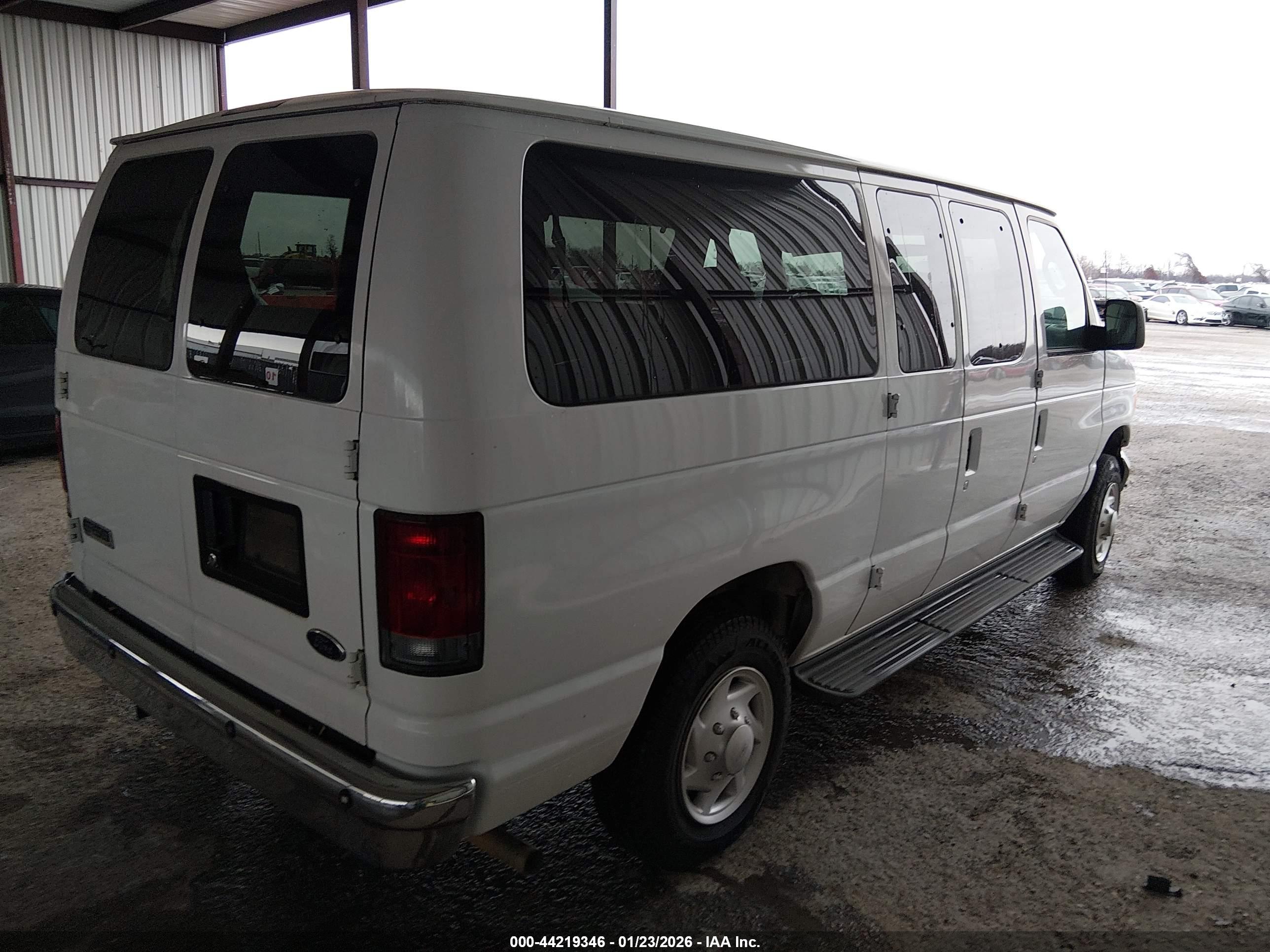 FORD E-150 image 4