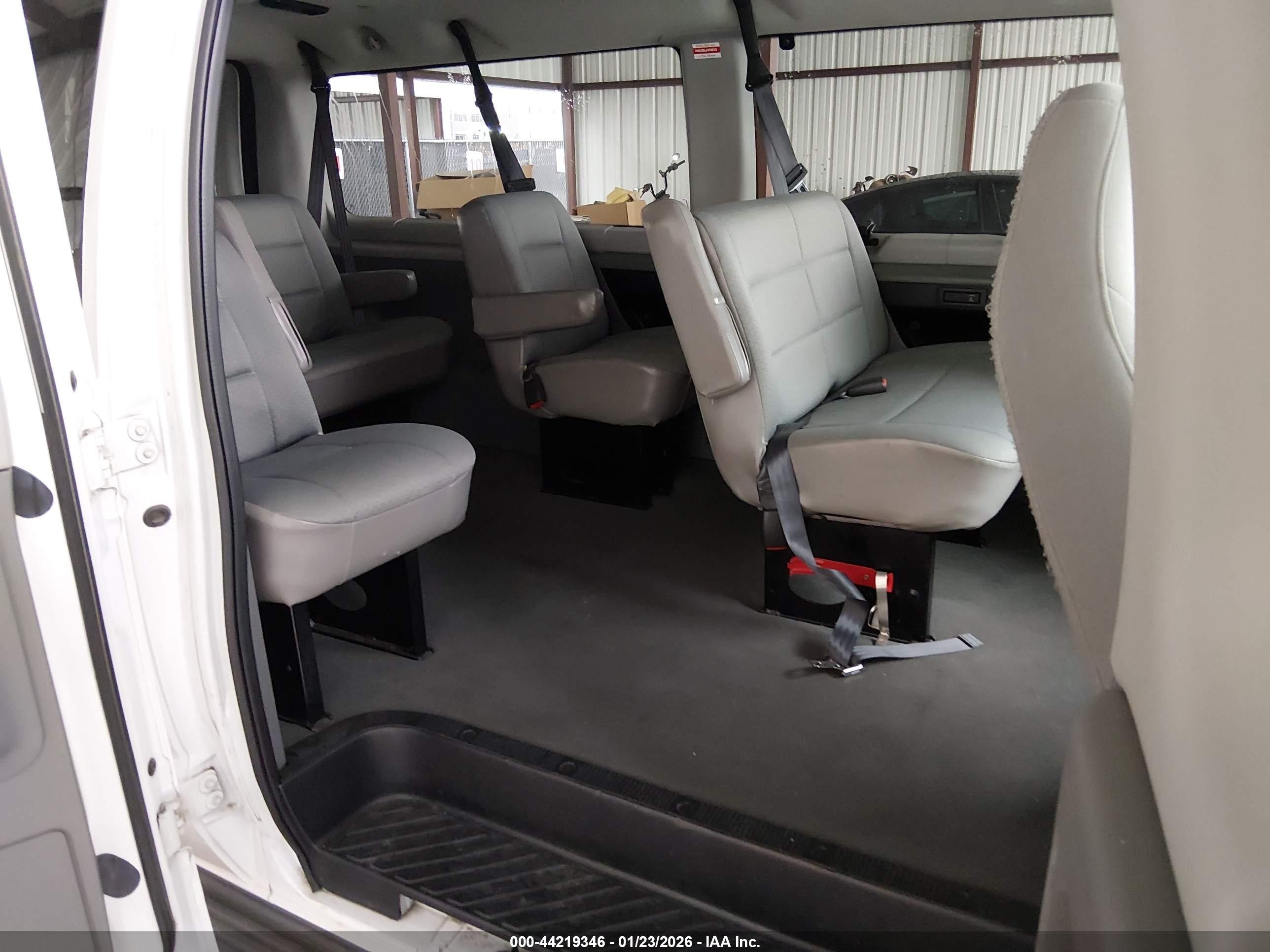 FORD E-150 image 8