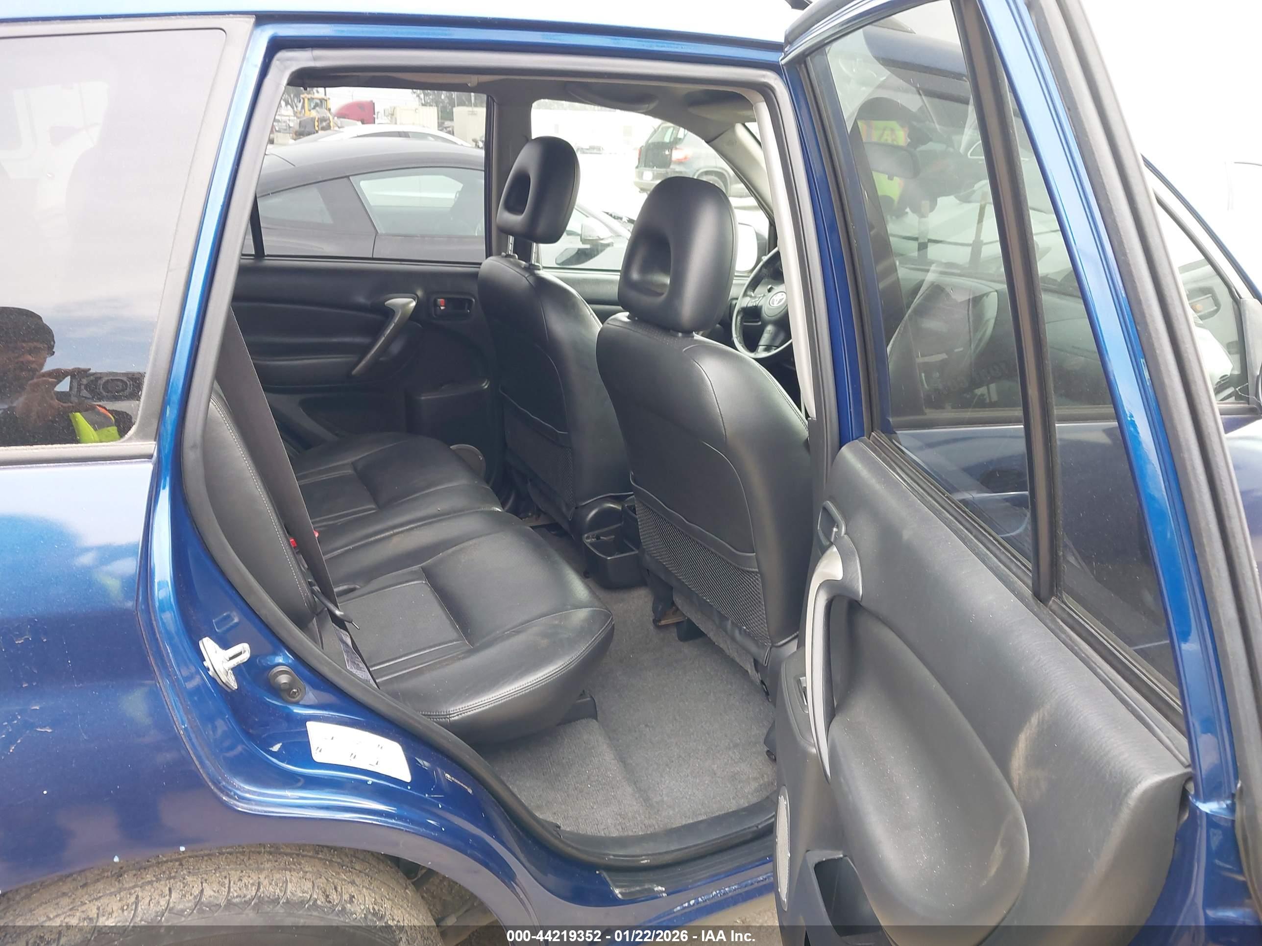 TOYOTA RAV4 image 8