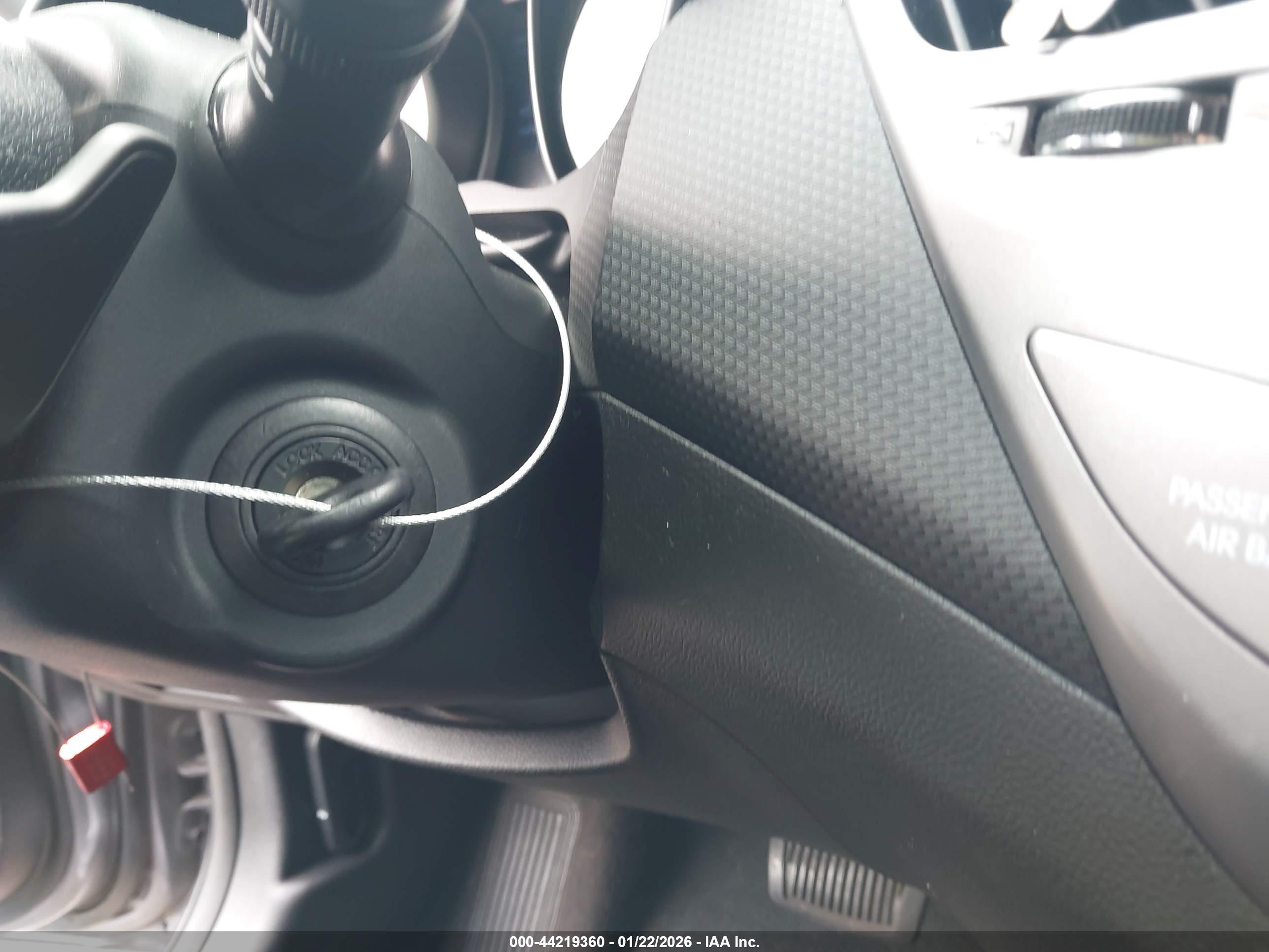 HYUNDAI VELOSTER image 11