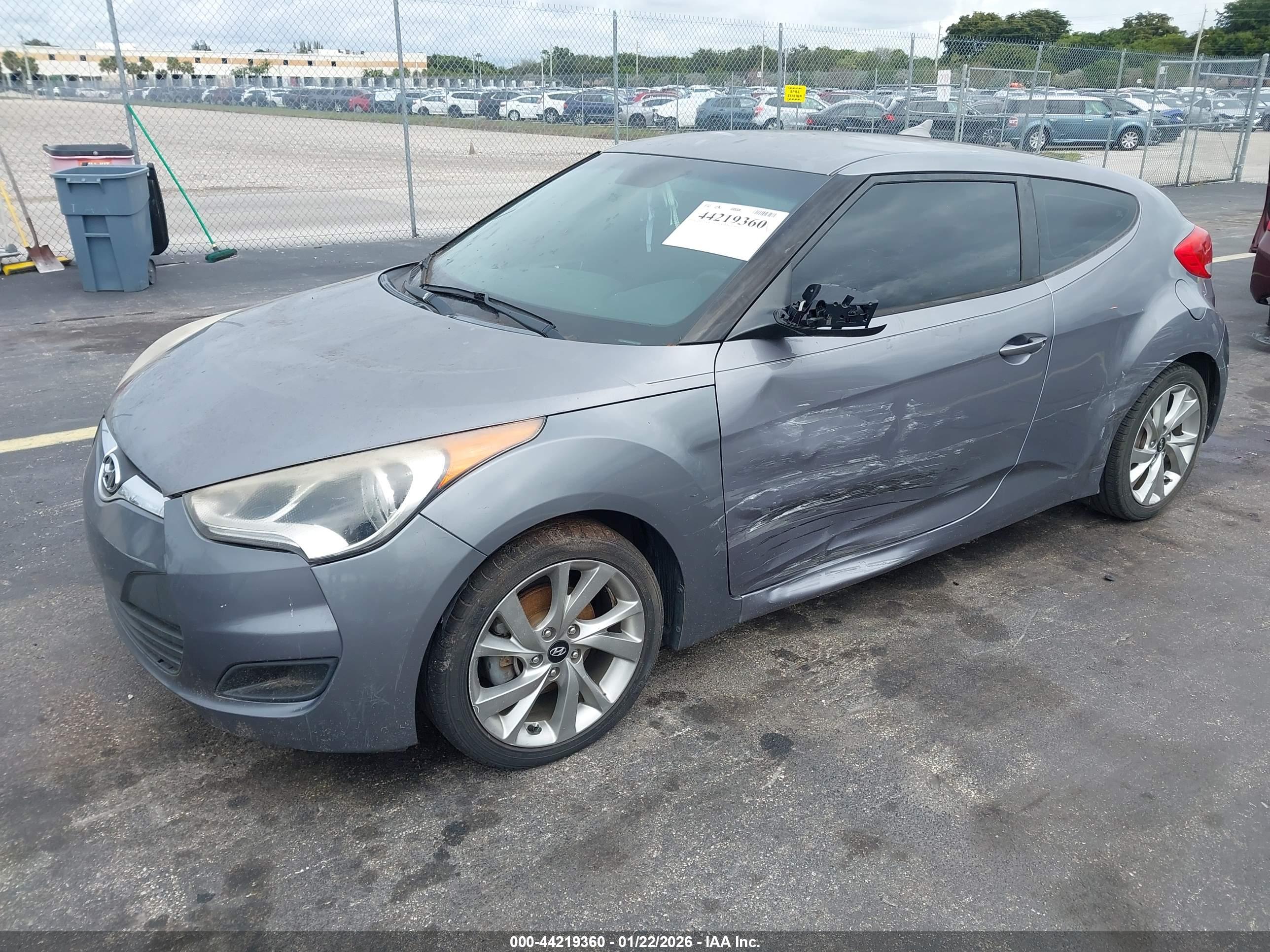 HYUNDAI VELOSTER image 2