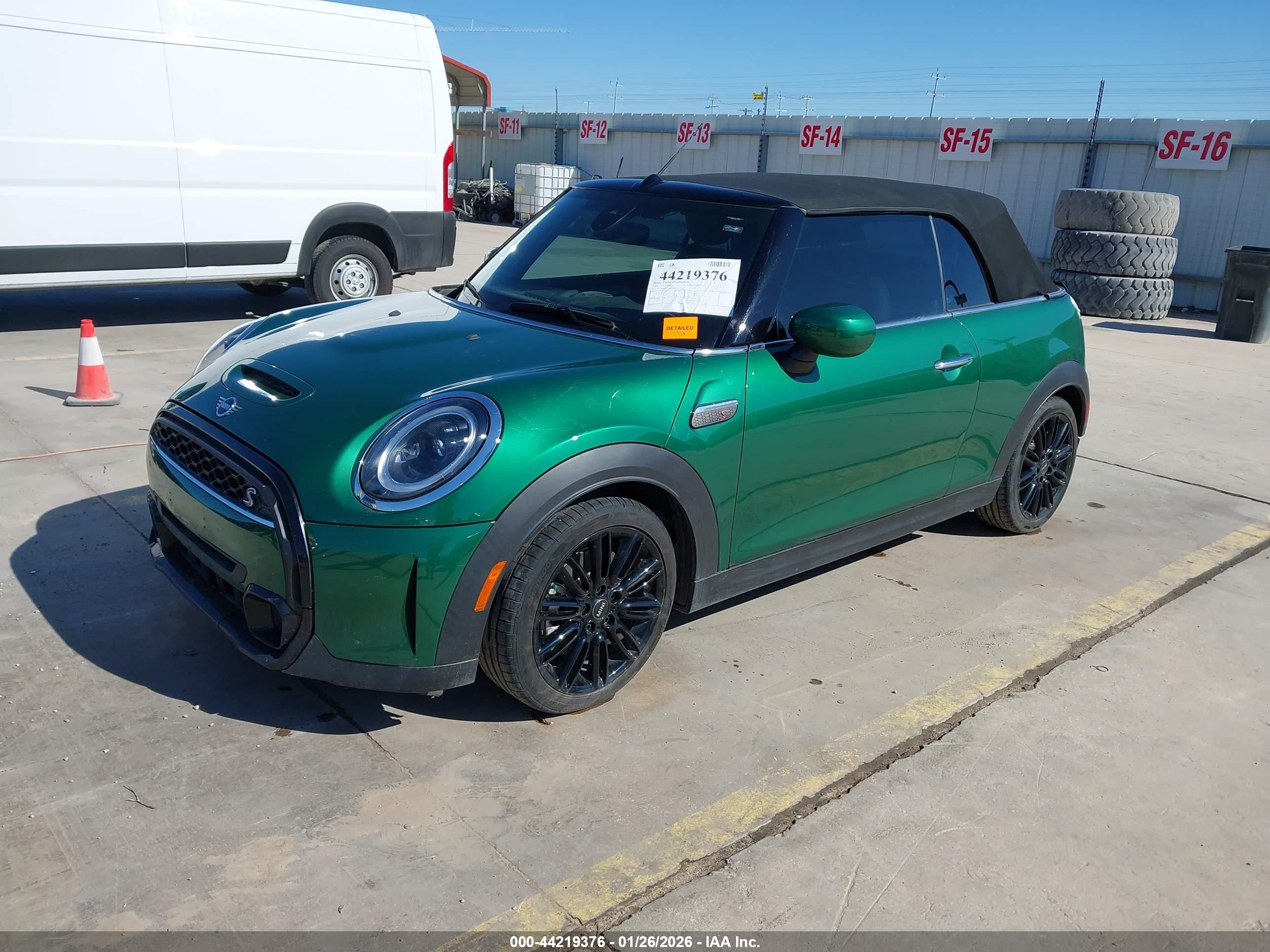 MINI CONVERTIBLE image 2