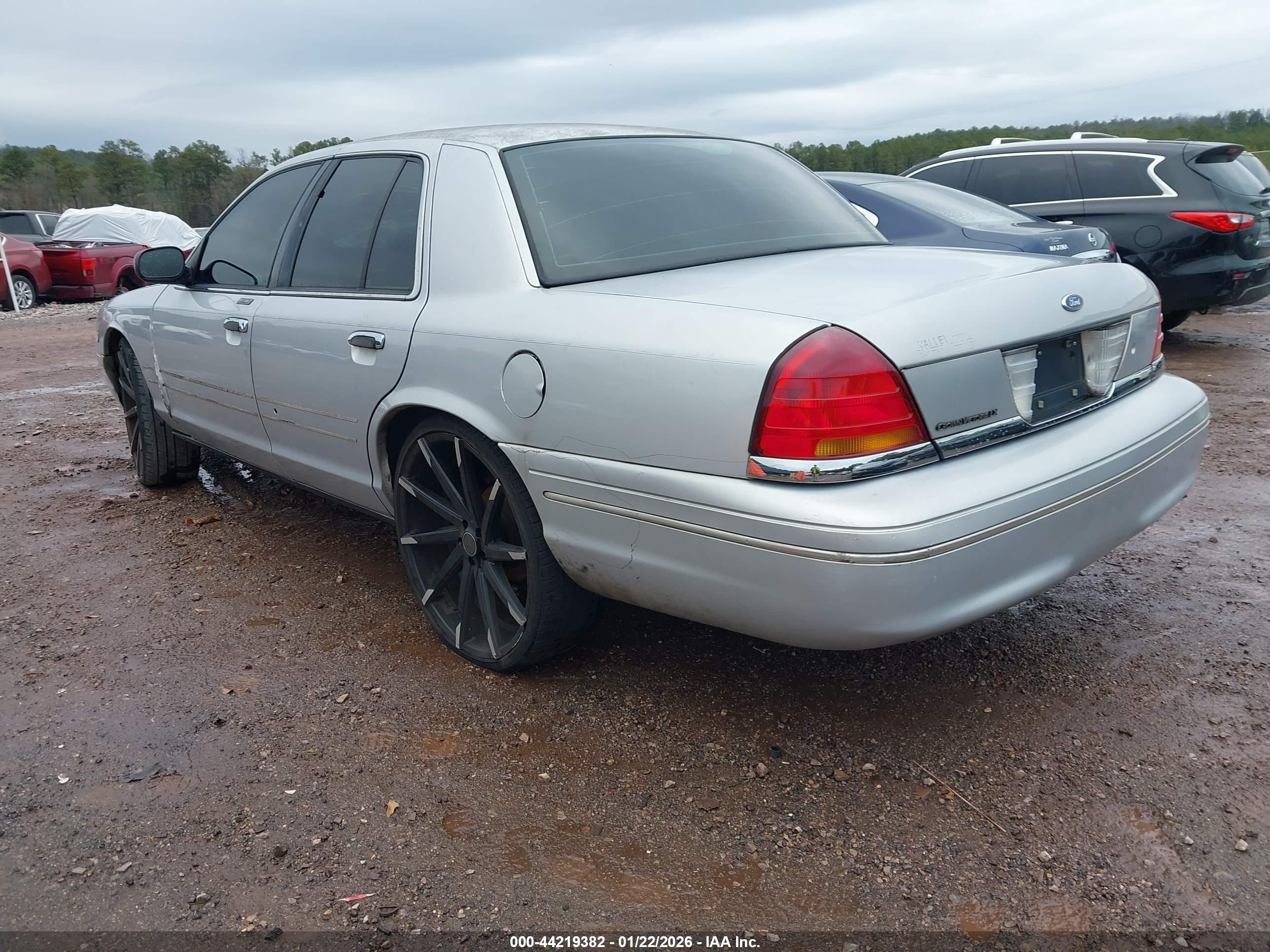 FORD CROWN image 3