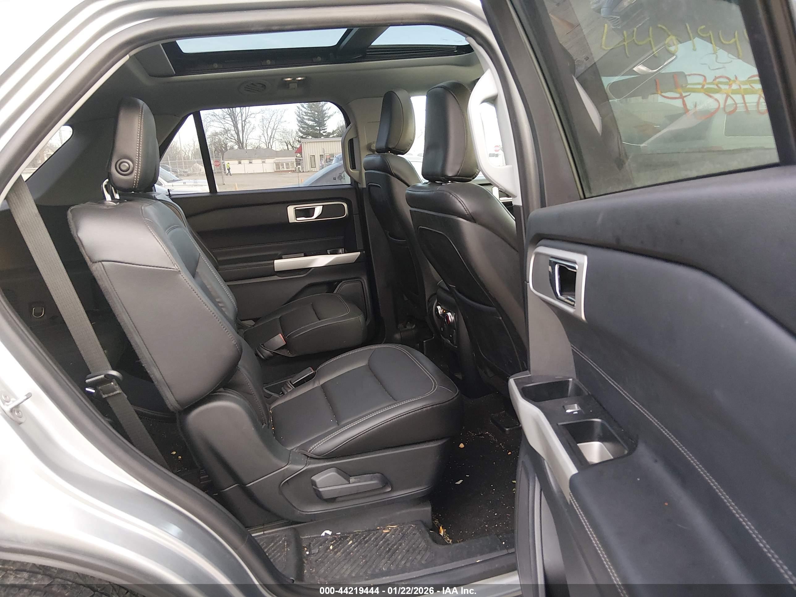 FORD EXPLORER image 8