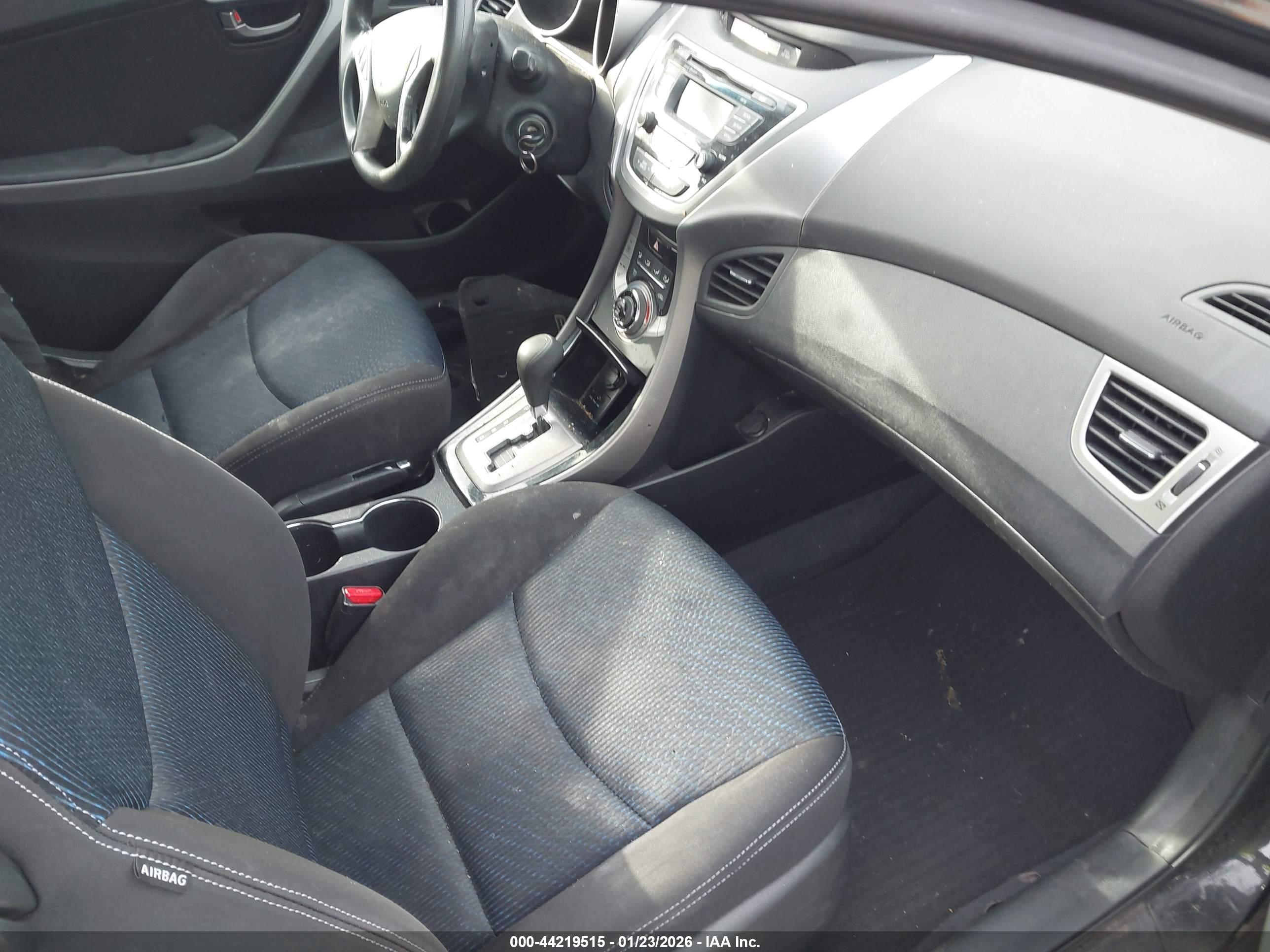 HYUNDAI ELANTRA image 5