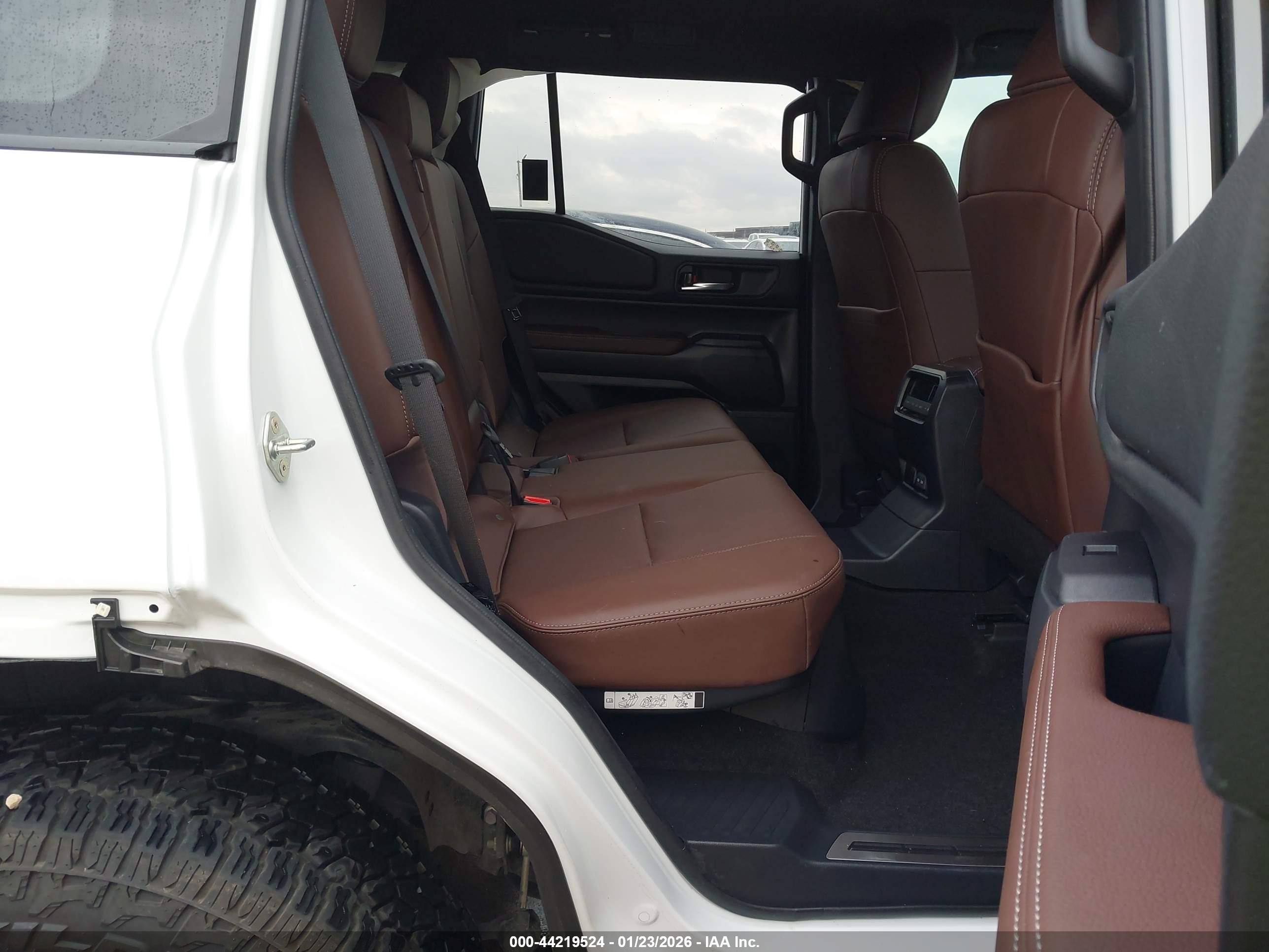 TOYOTA LAND image 8