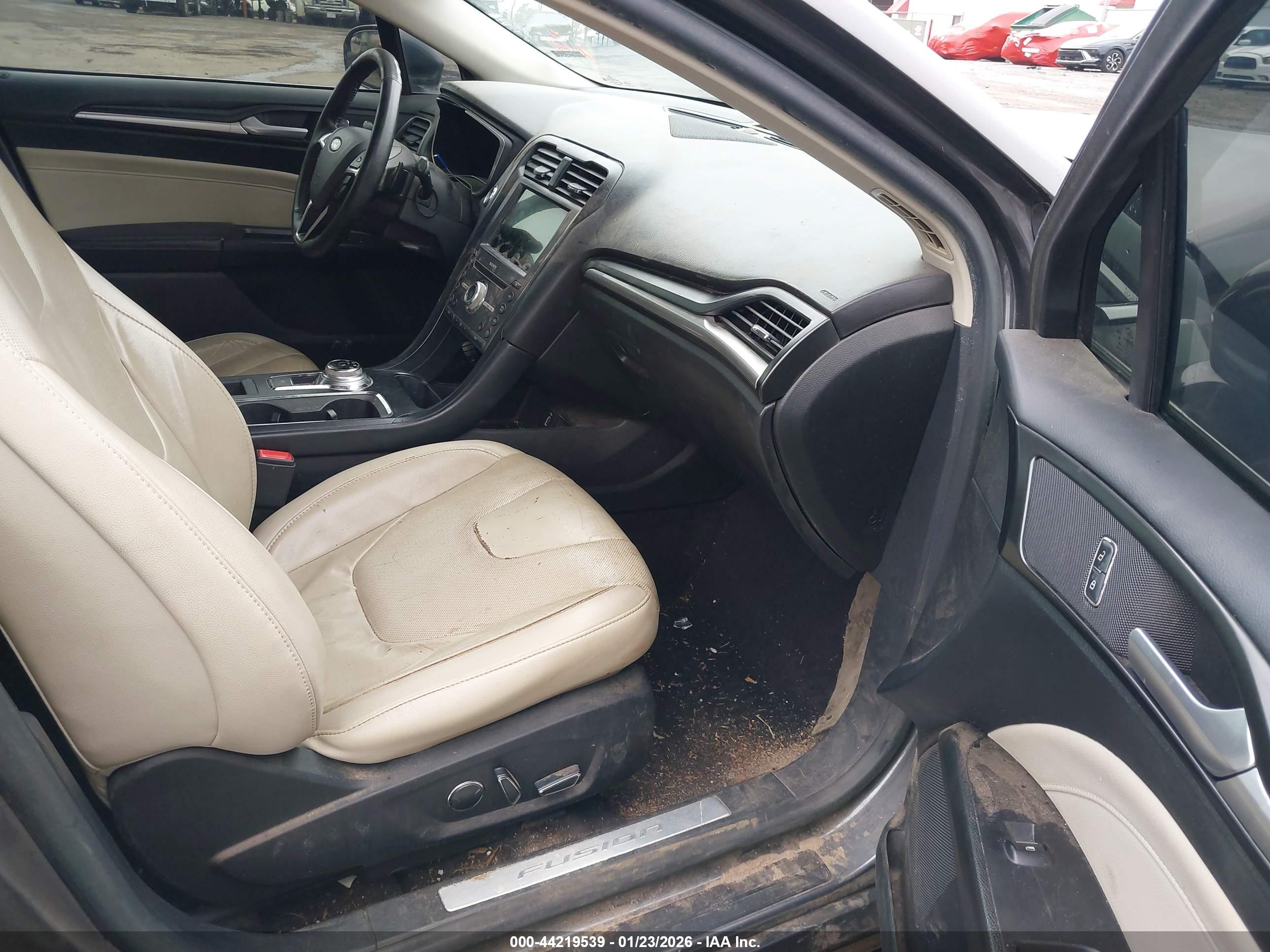 FORD FUSION image 5