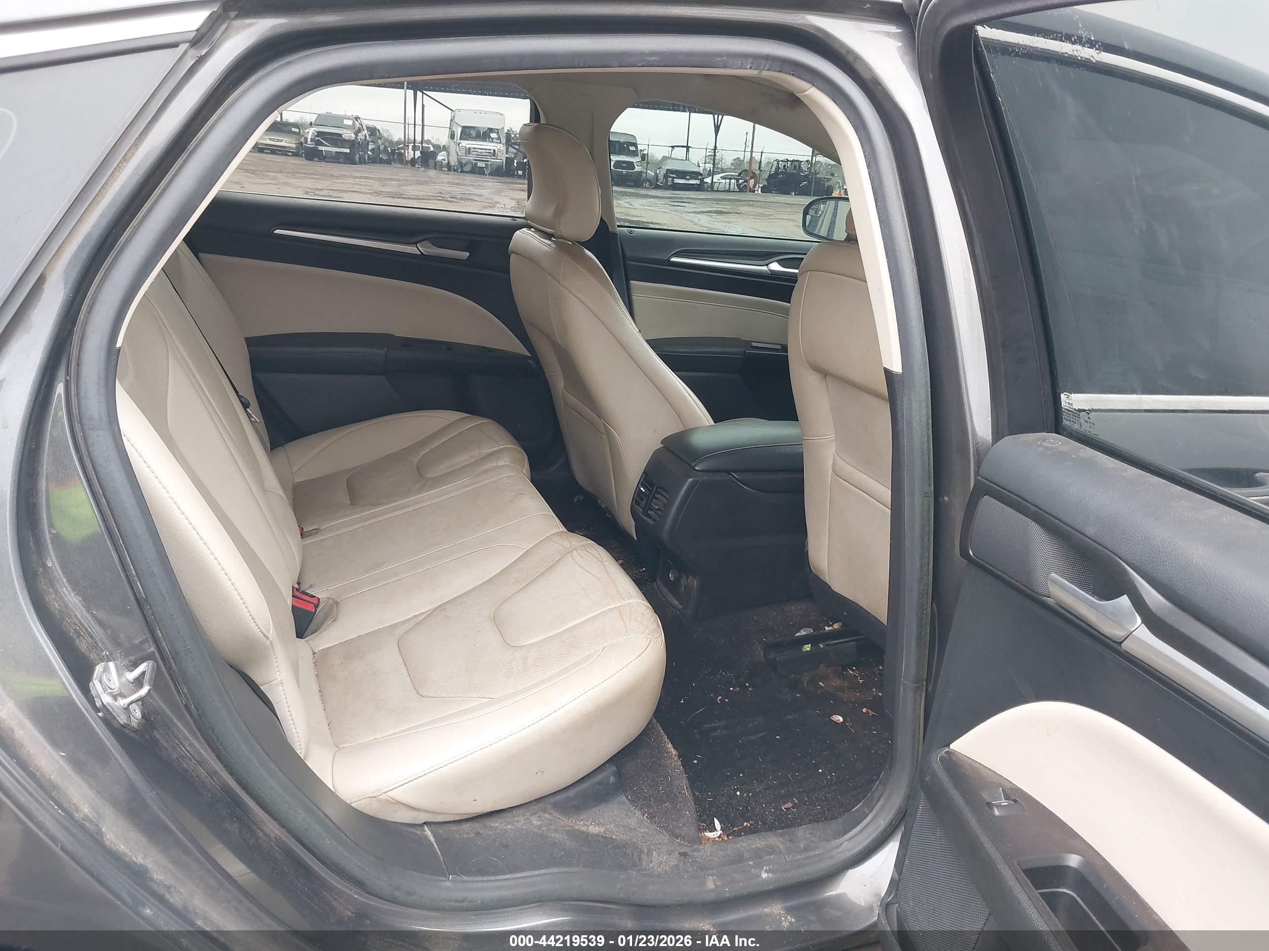 FORD FUSION image 8