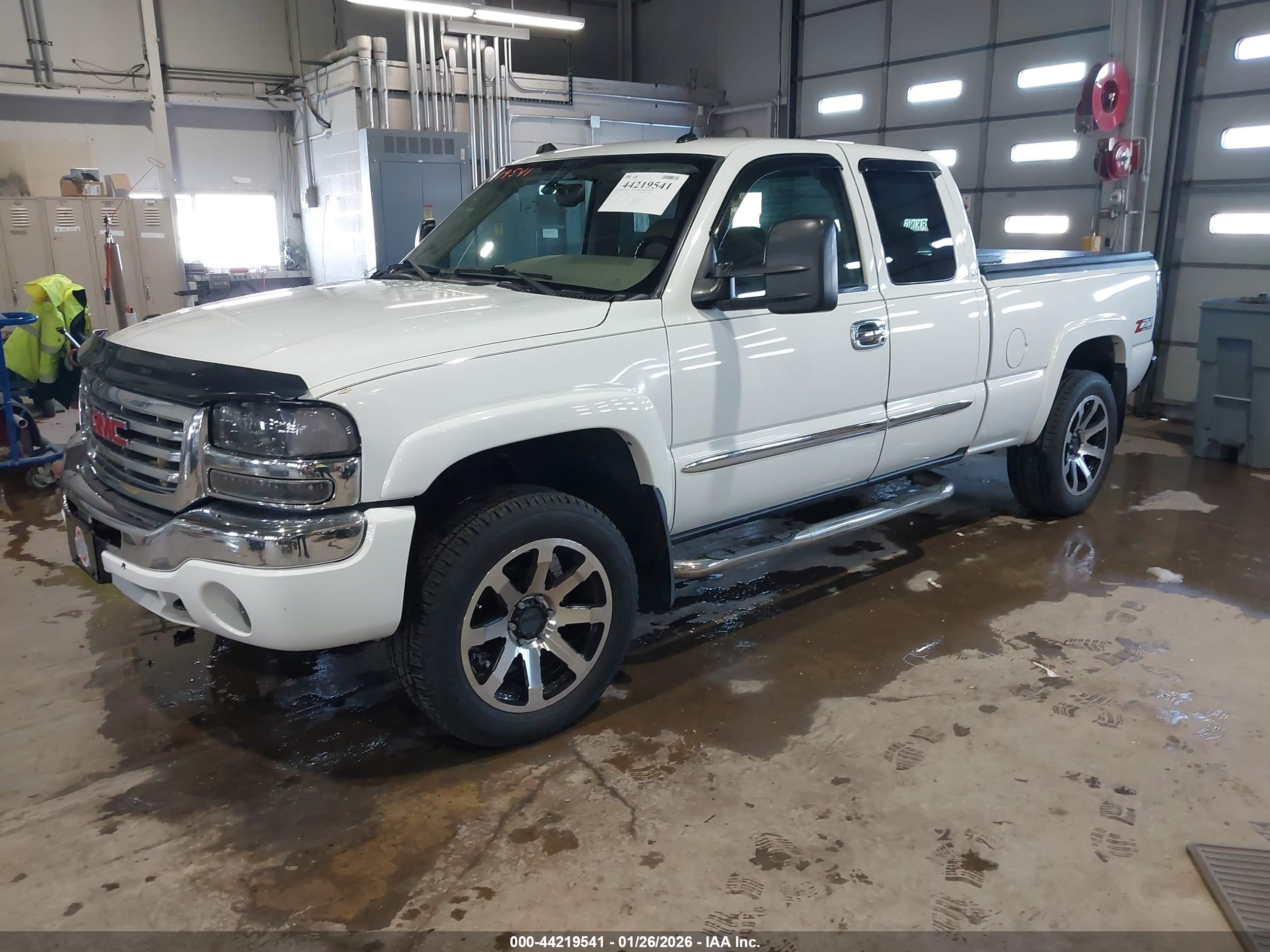 GMC SIERRA image 2