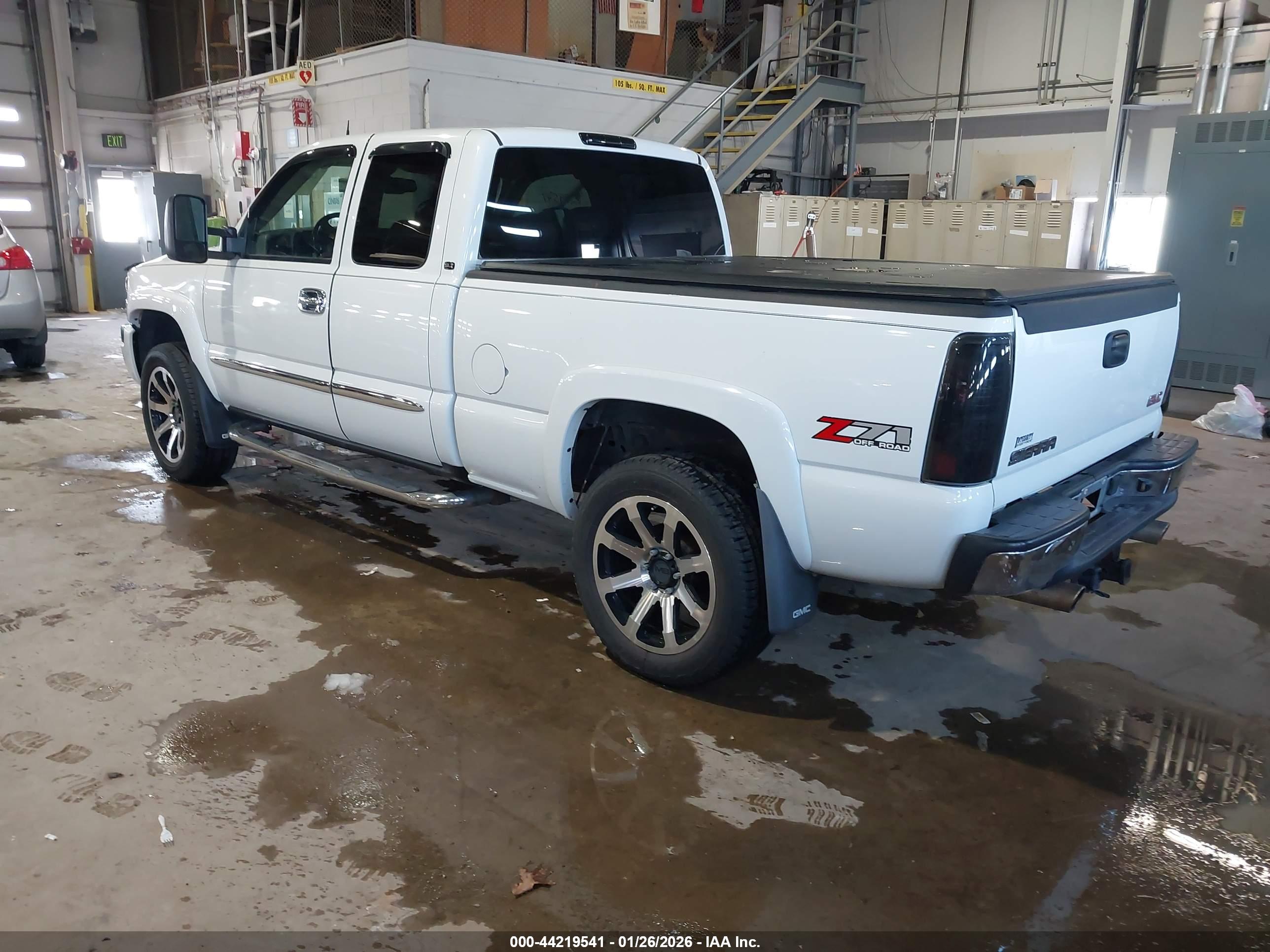 GMC SIERRA image 3