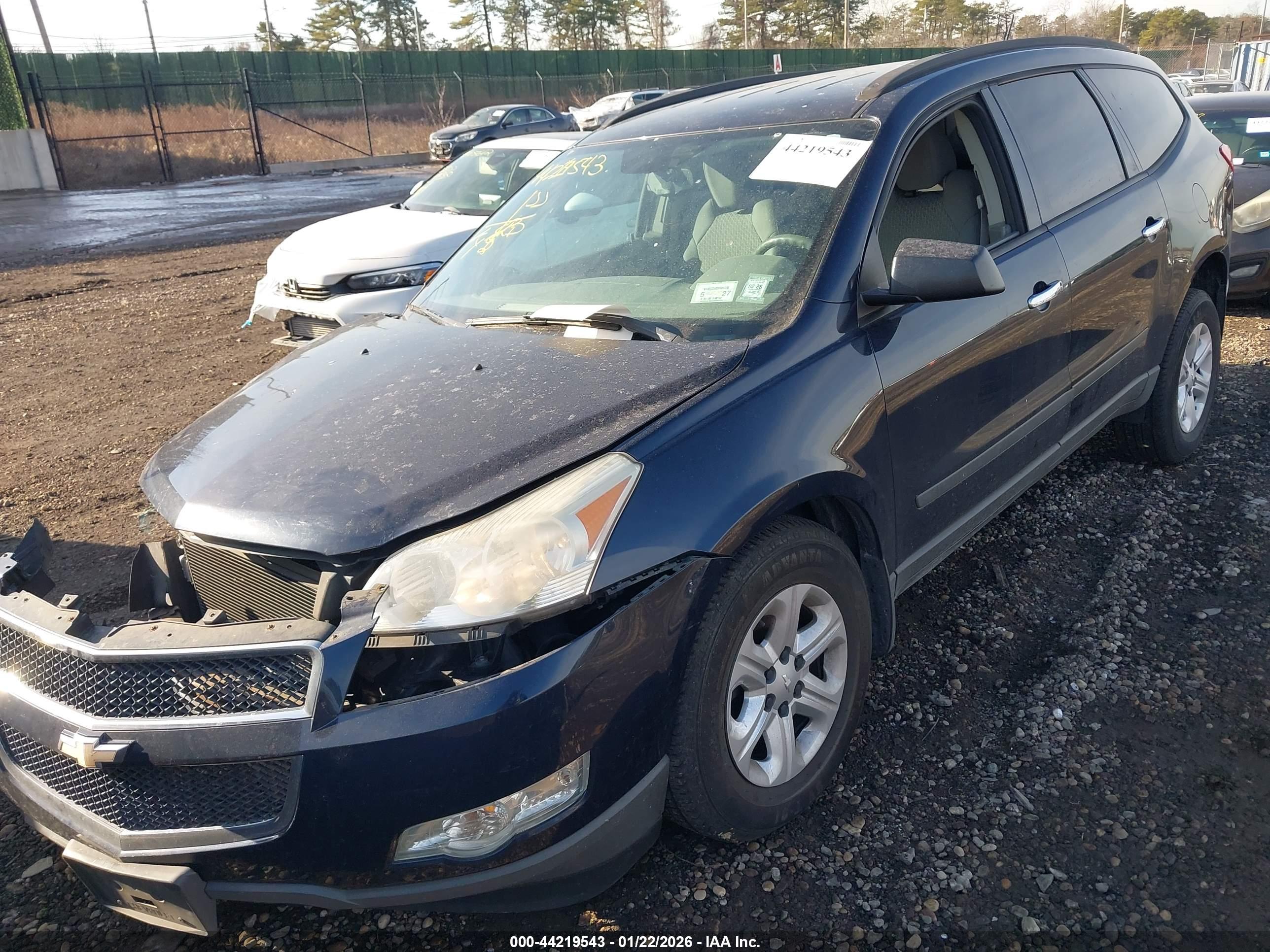 CHEVROLET TRAVERSE image 2
