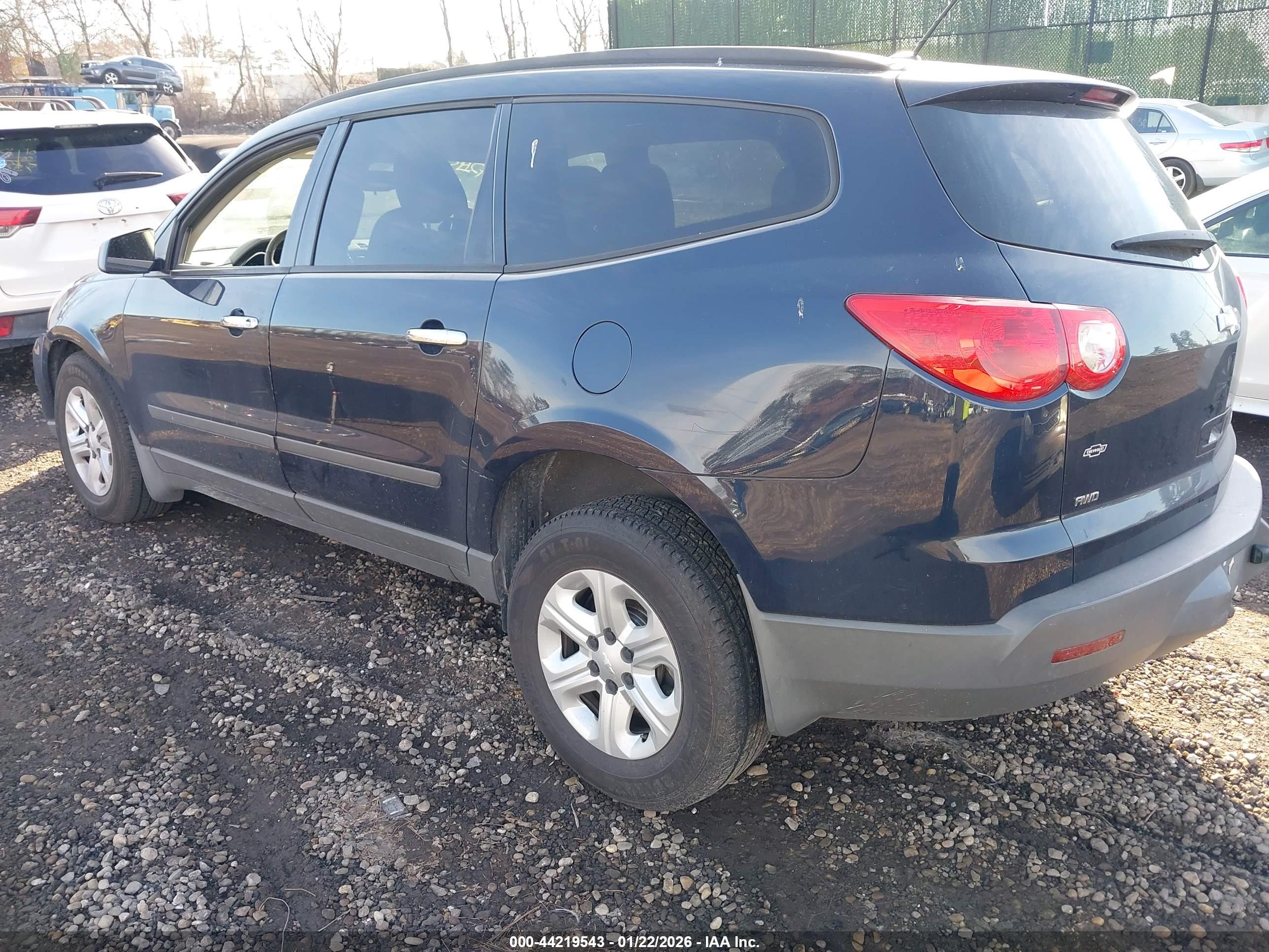 CHEVROLET TRAVERSE image 3