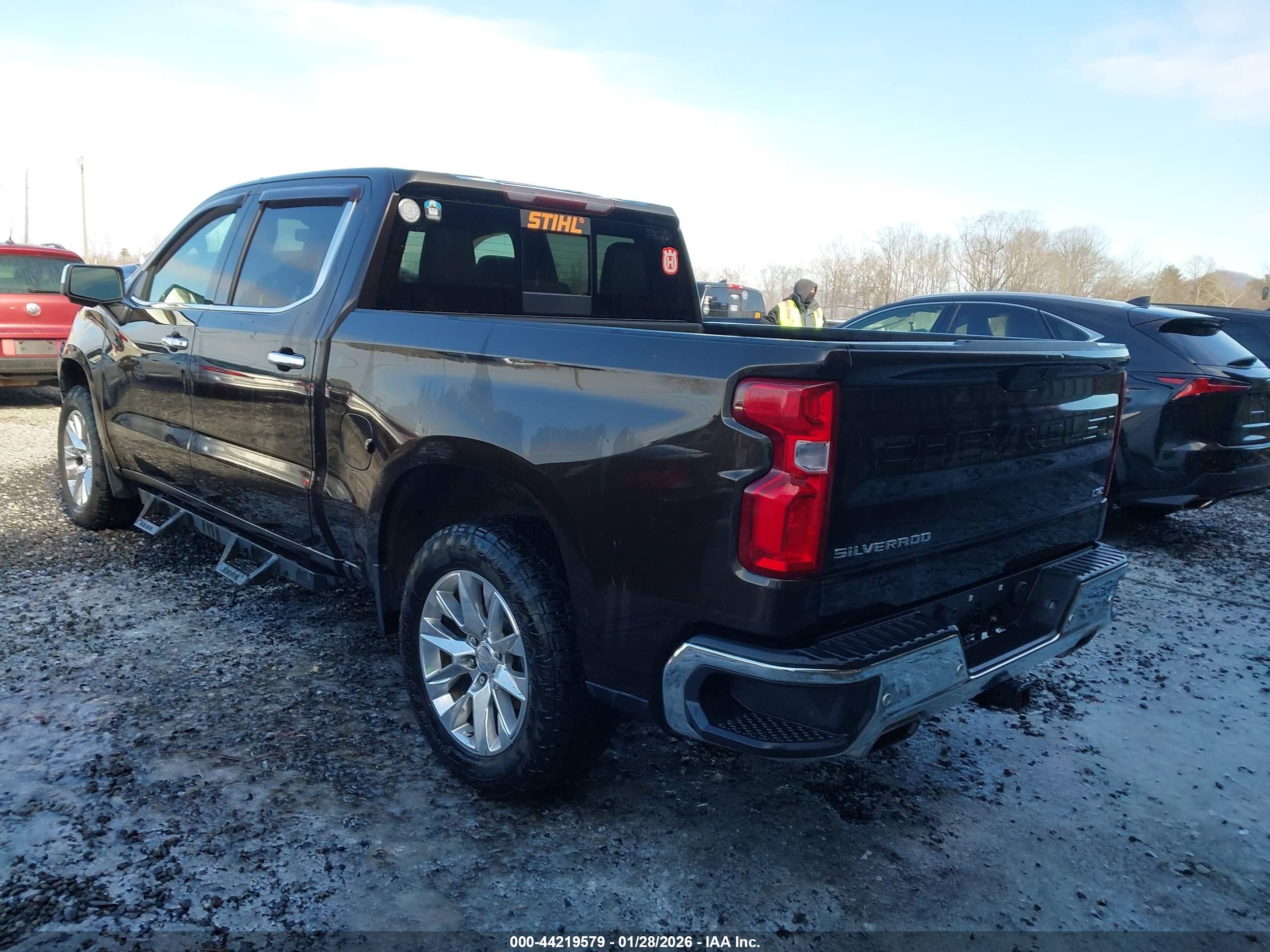 CHEVROLET SILVERADO image 3