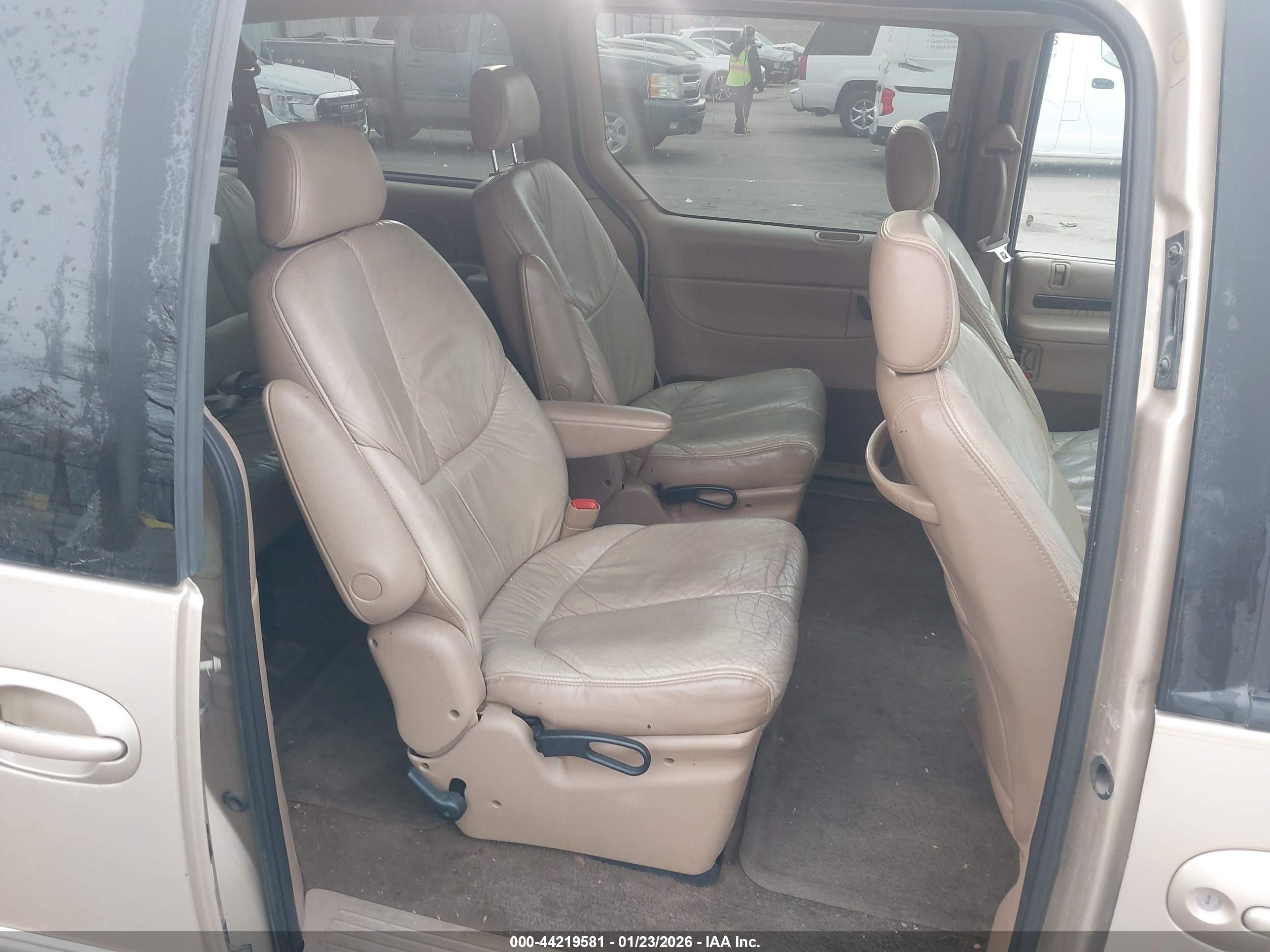 CHRYSLER TOWN image 8