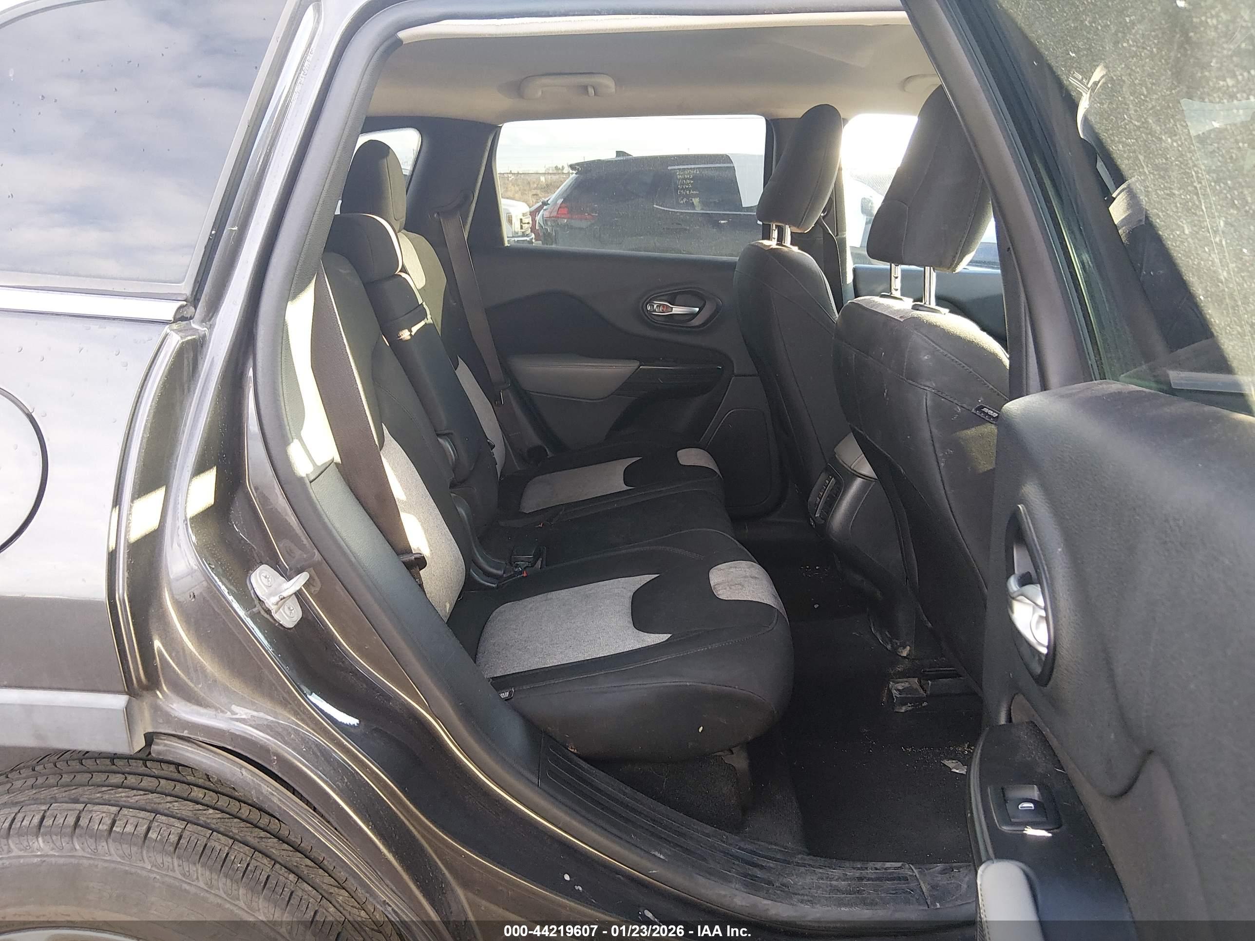 JEEP CHEROKEE image 8