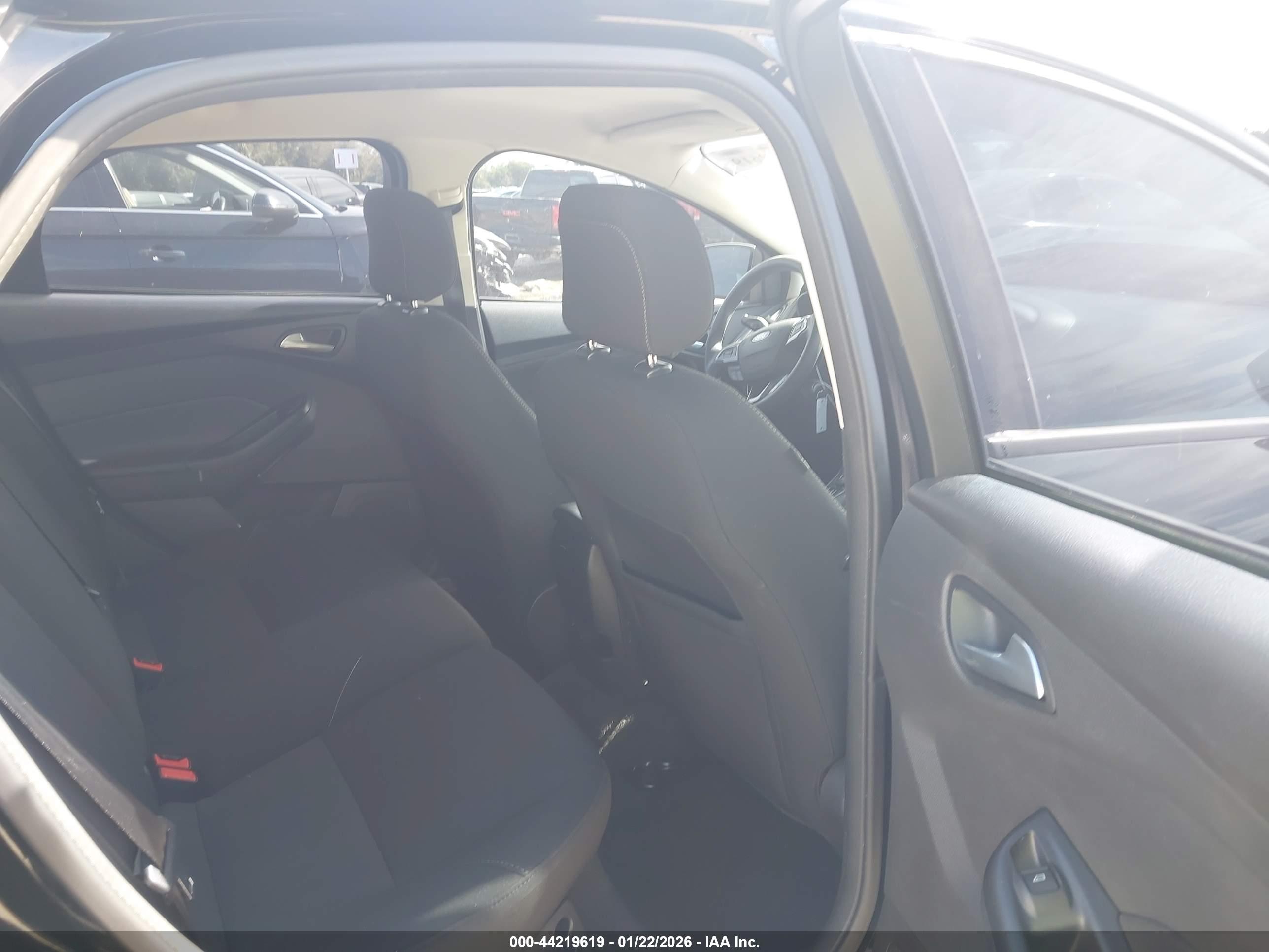 FORD FOCUS image 8