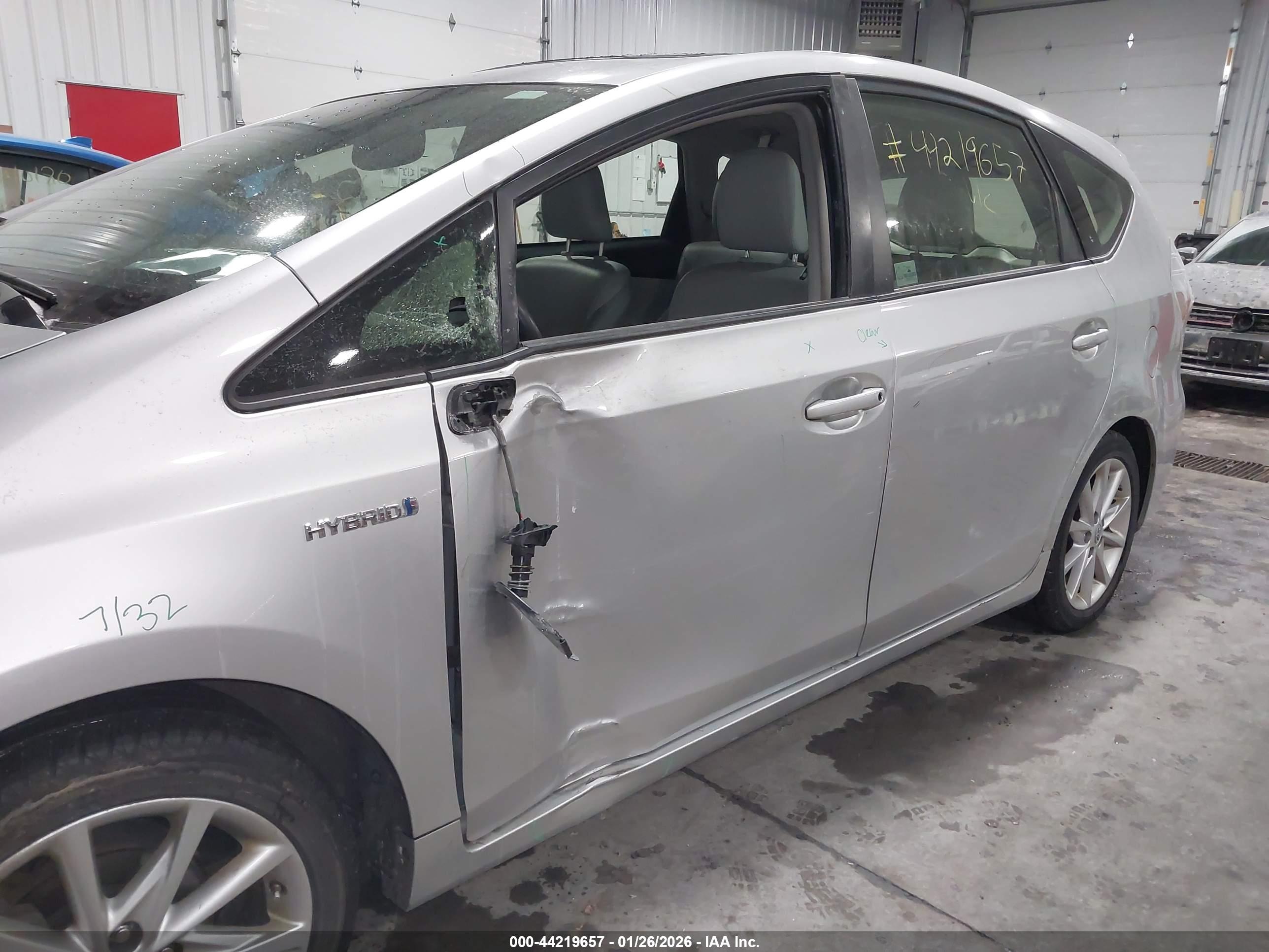 TOYOTA PRIUS image 6