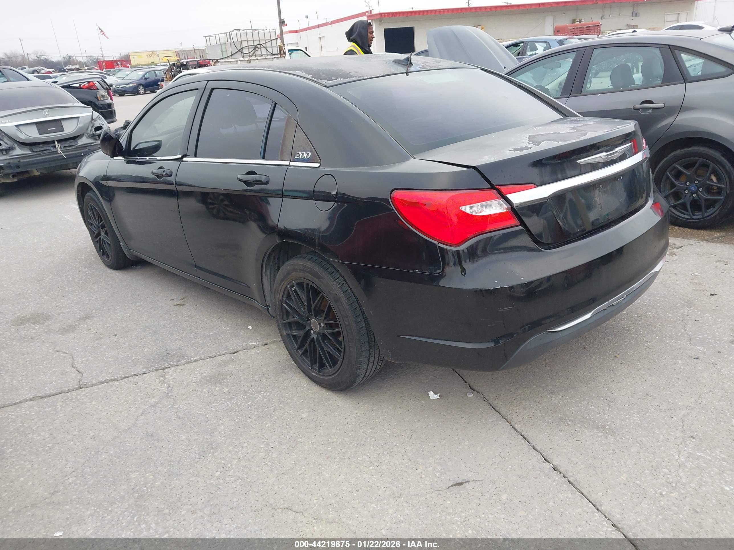 CHRYSLER 200 image 3
