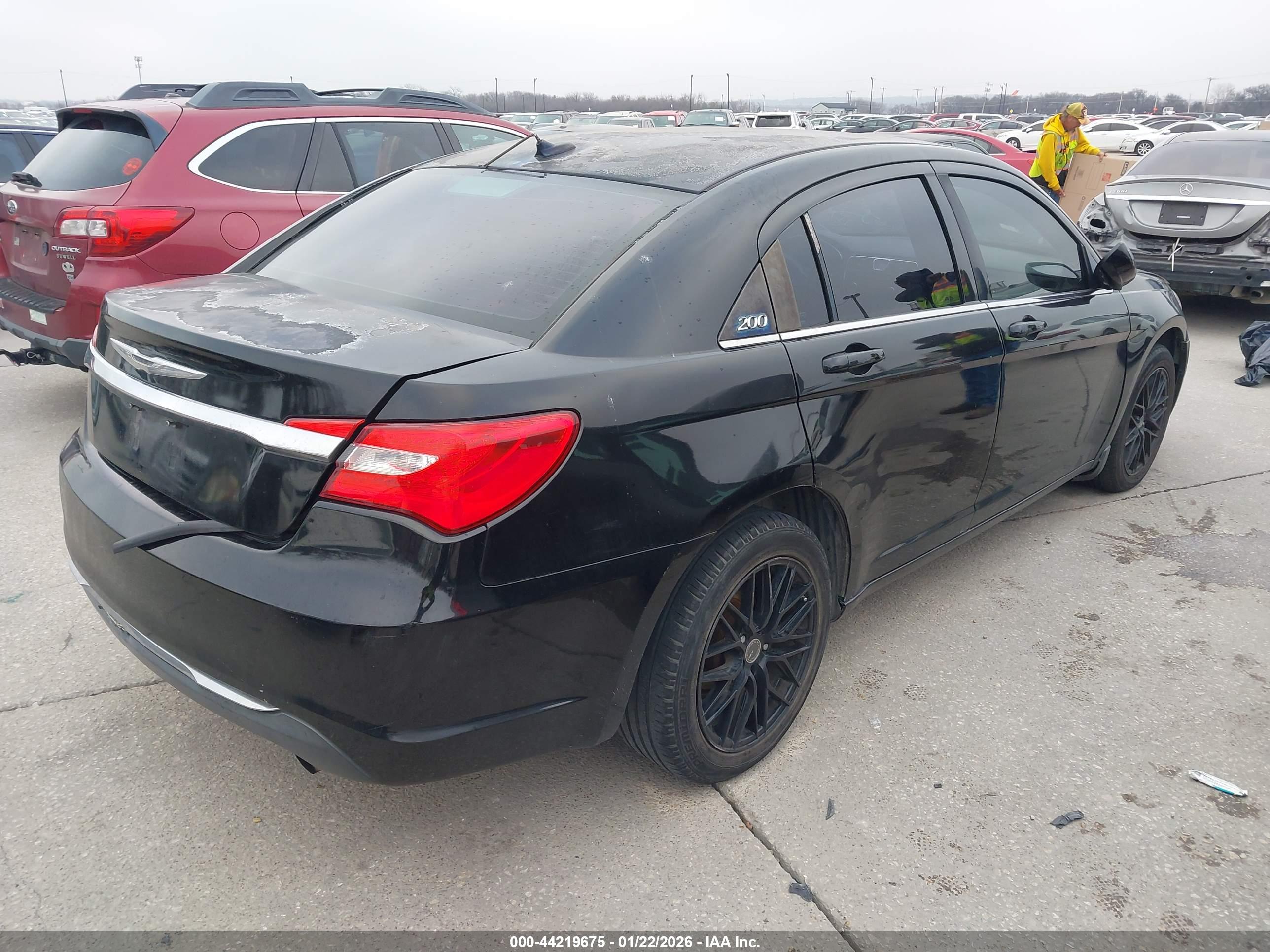 CHRYSLER 200 image 4