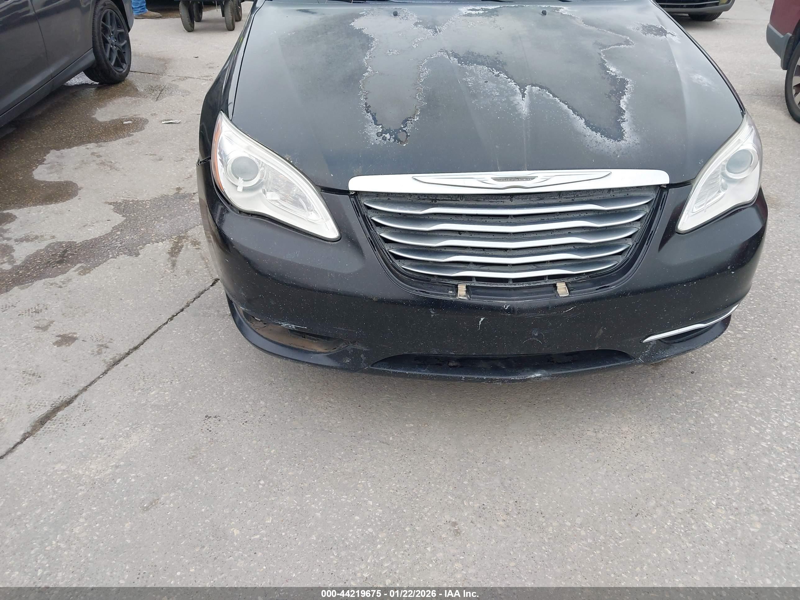 CHRYSLER 200 image 6