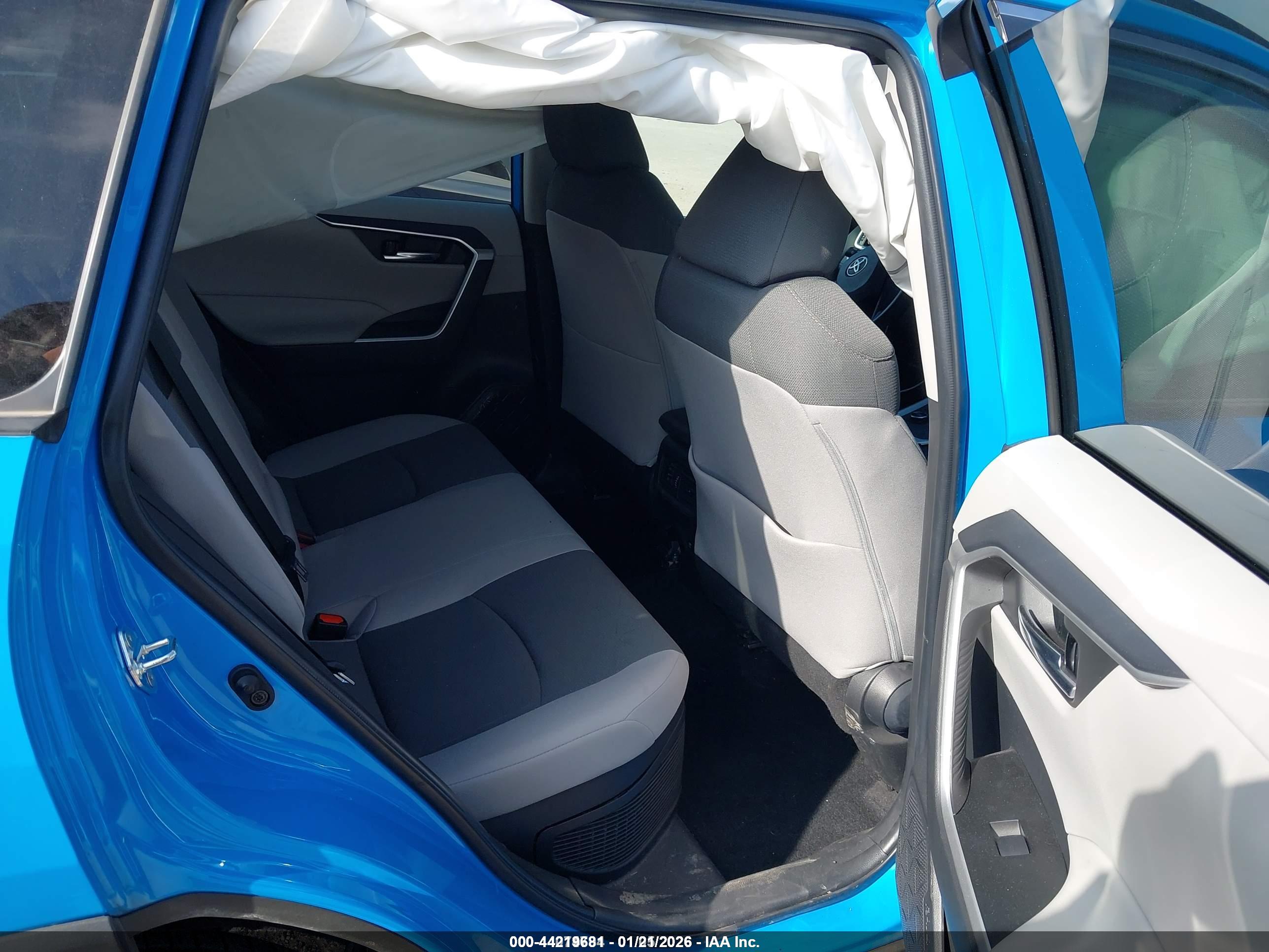 TOYOTA RAV4 image 8