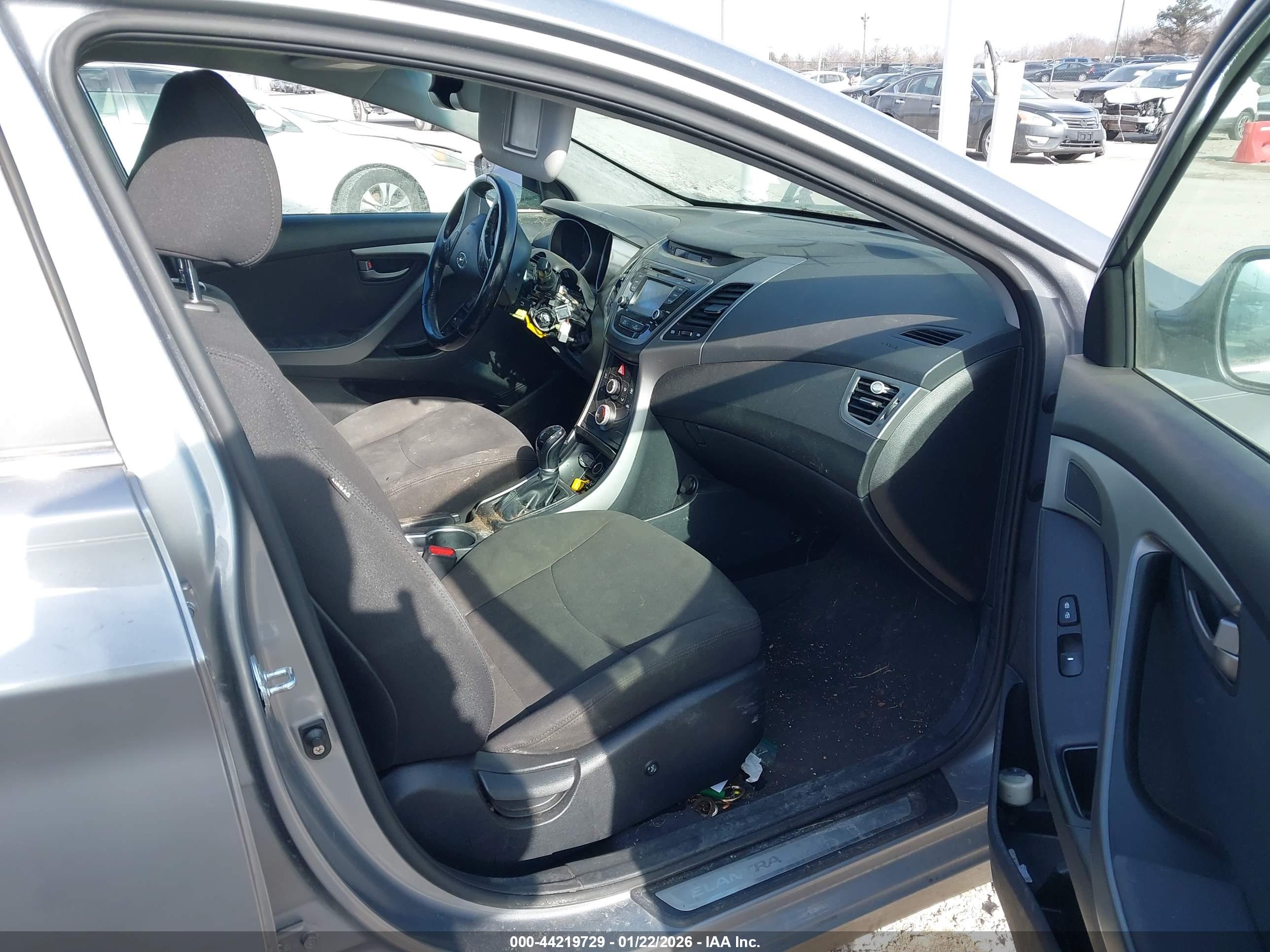 HYUNDAI ELANTRA image 5