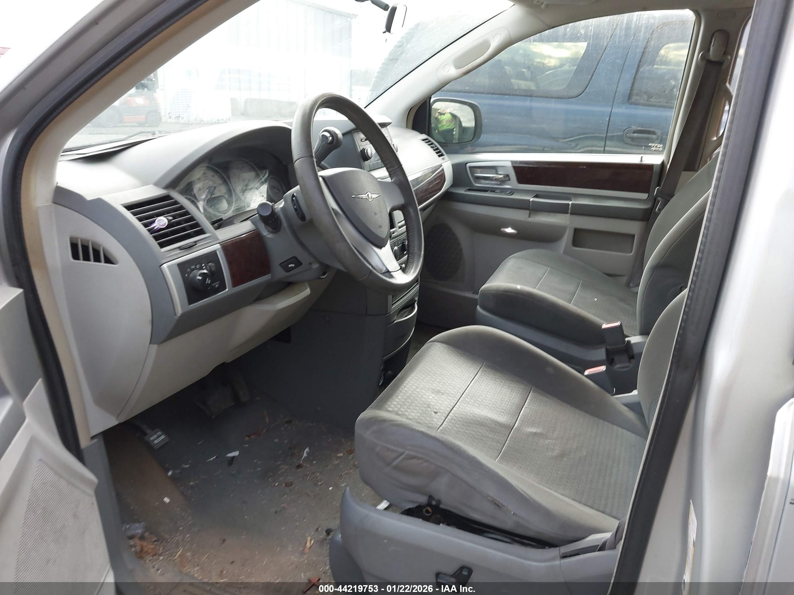 CHRYSLER TOWN image 5