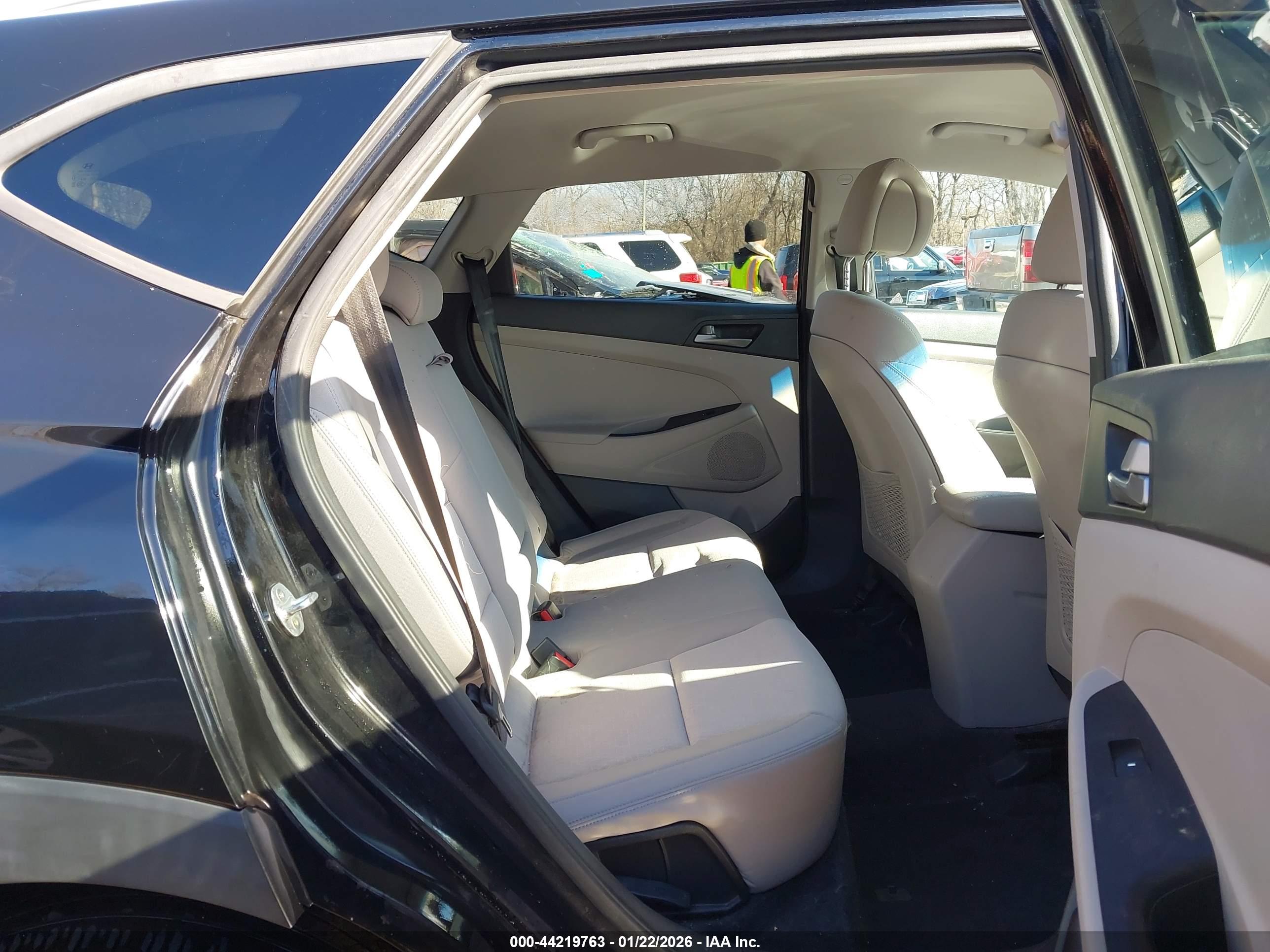 HYUNDAI TUCSON image 8