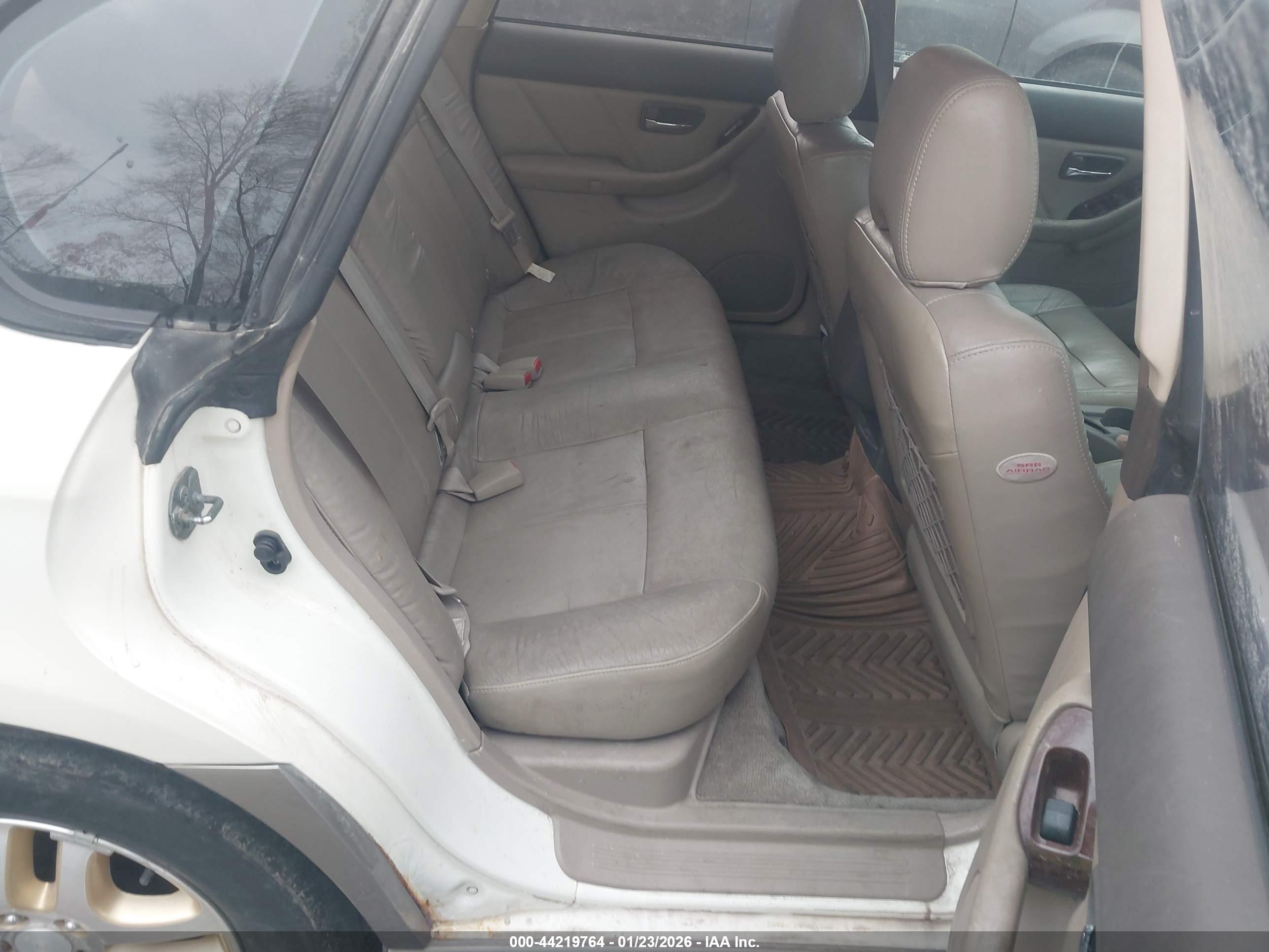 SUBARU OUTBACK image 8