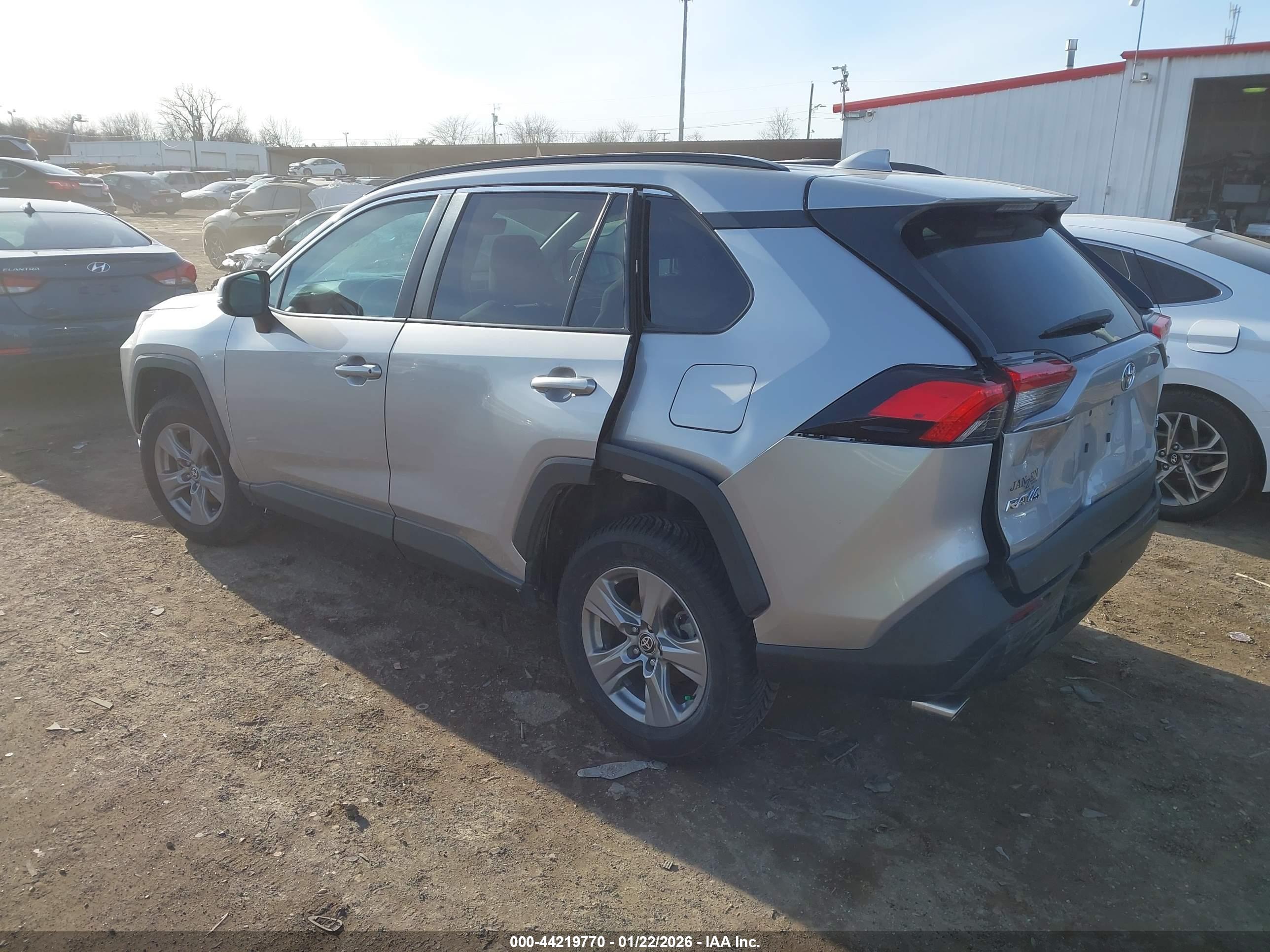 TOYOTA RAV4 image 3