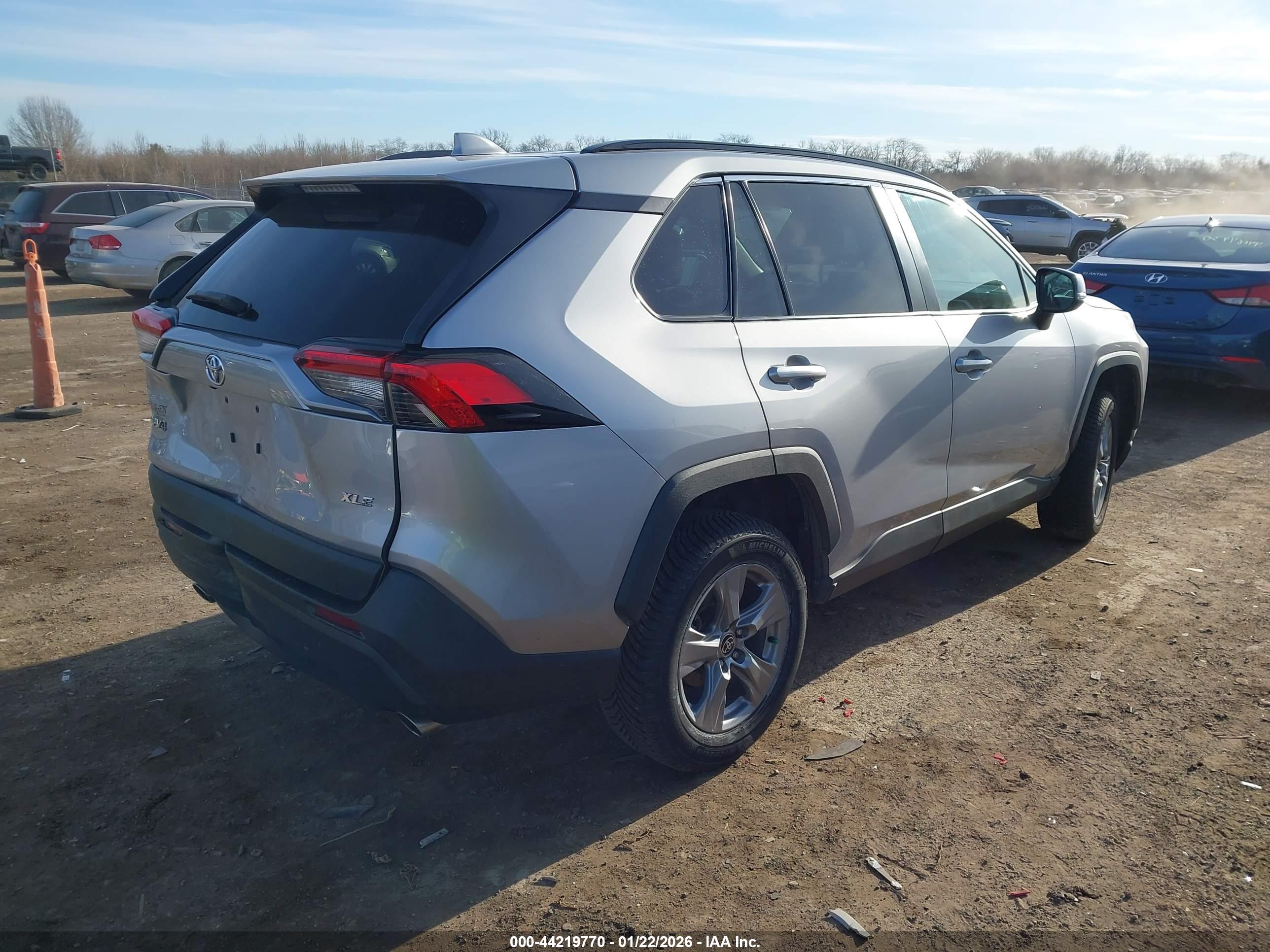 TOYOTA RAV4 image 4