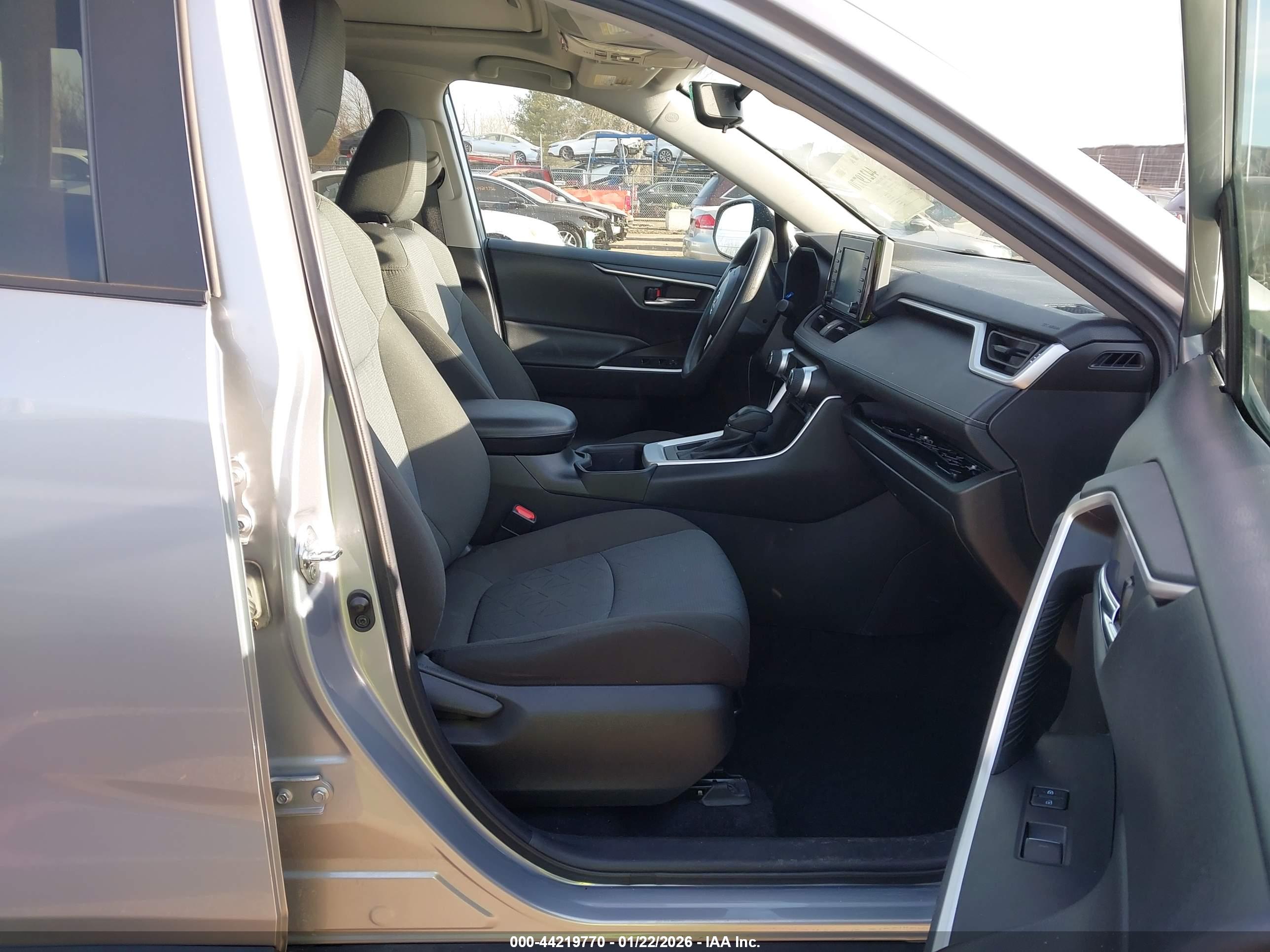 TOYOTA RAV4 image 5