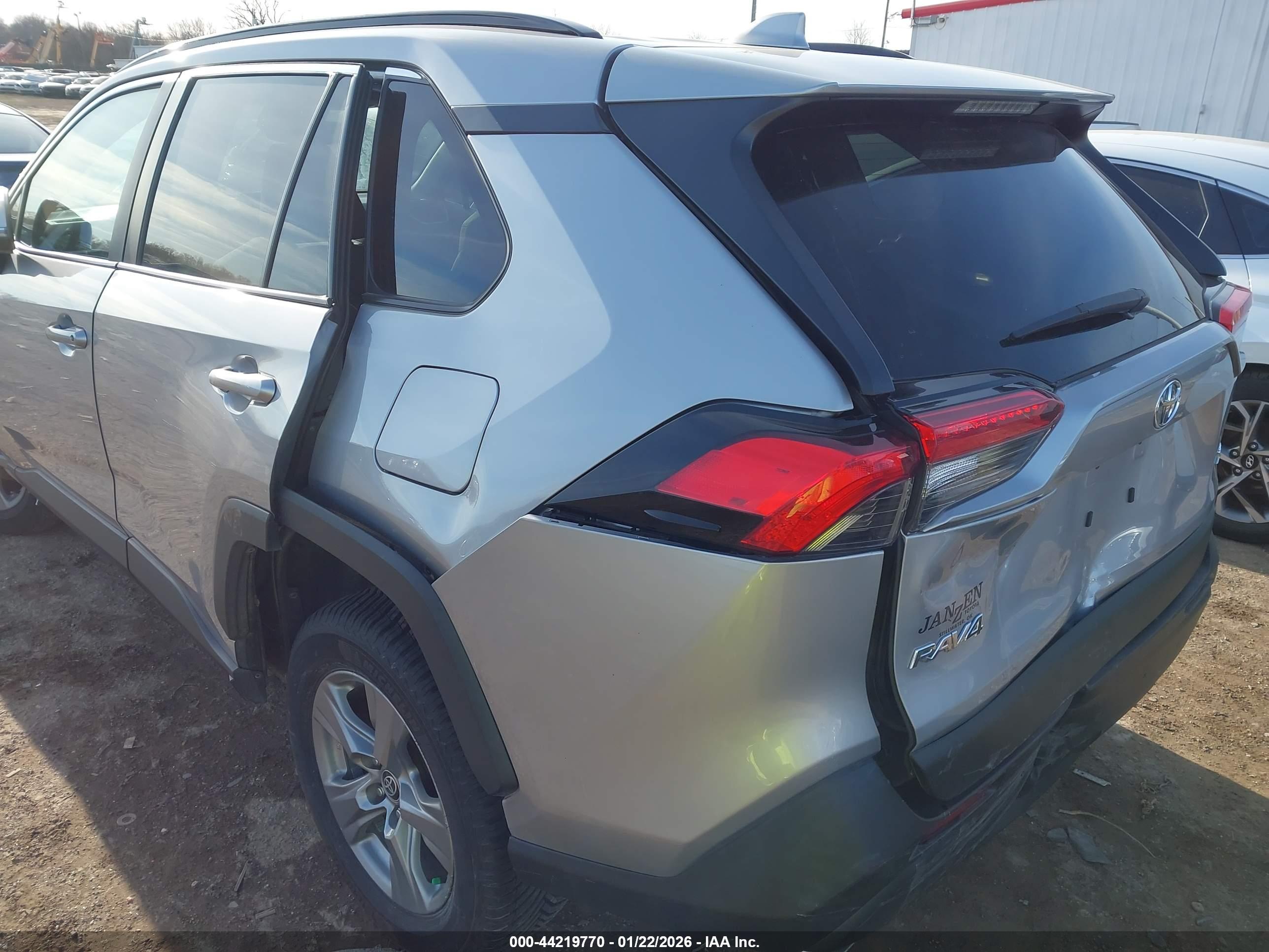 TOYOTA RAV4 image 6