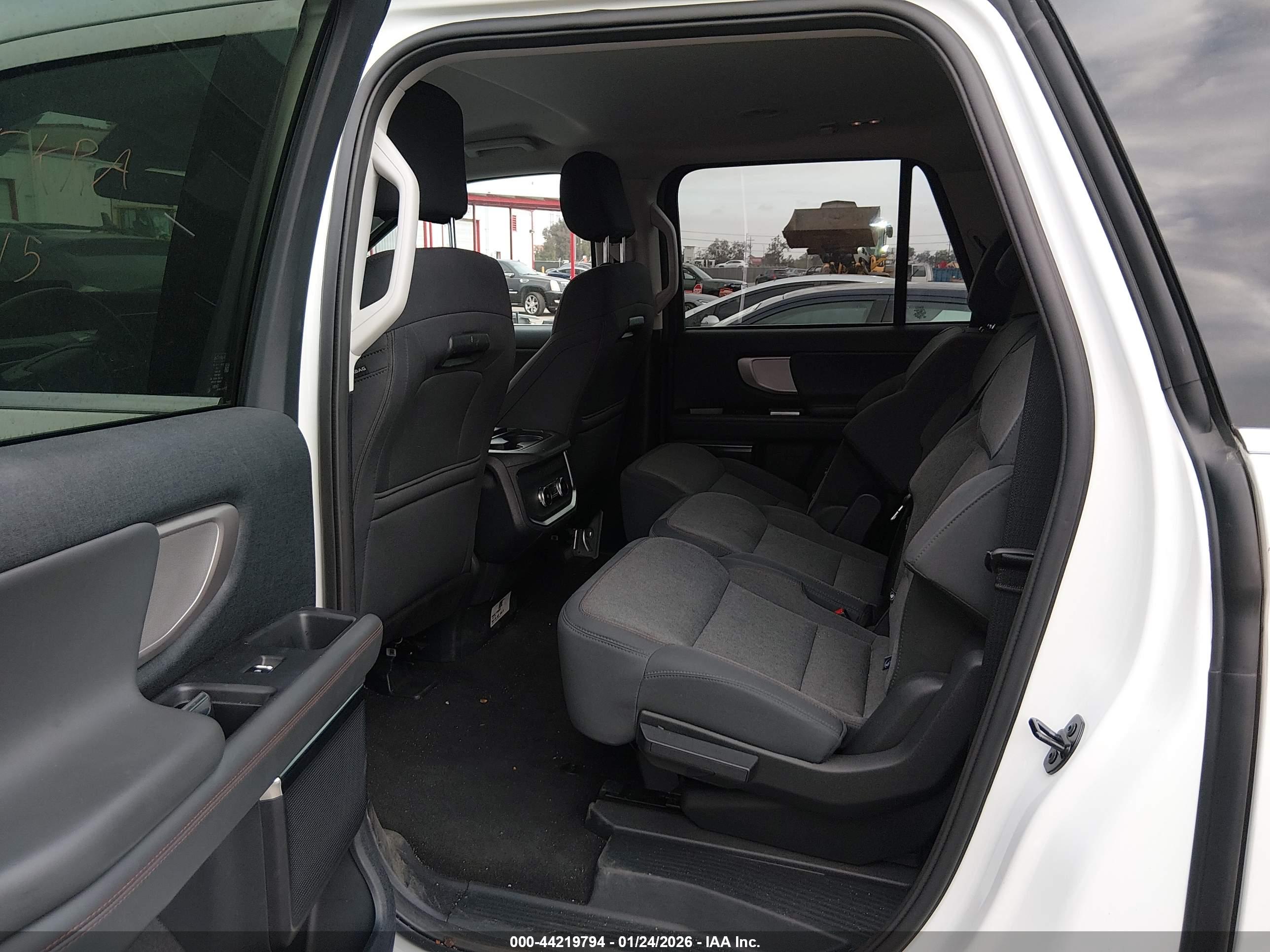 FORD EXPEDITION image 8