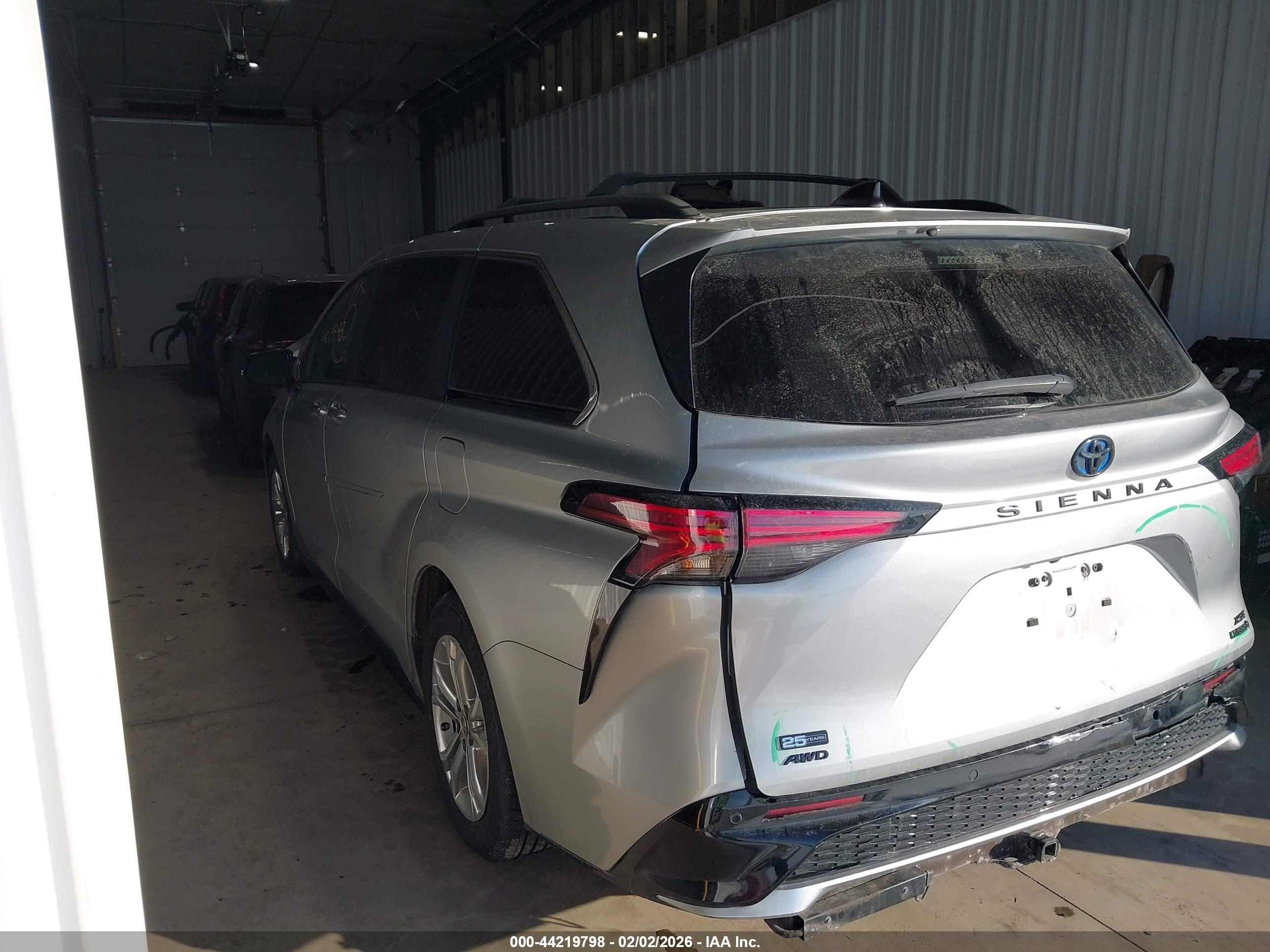 TOYOTA SIENNA image 3