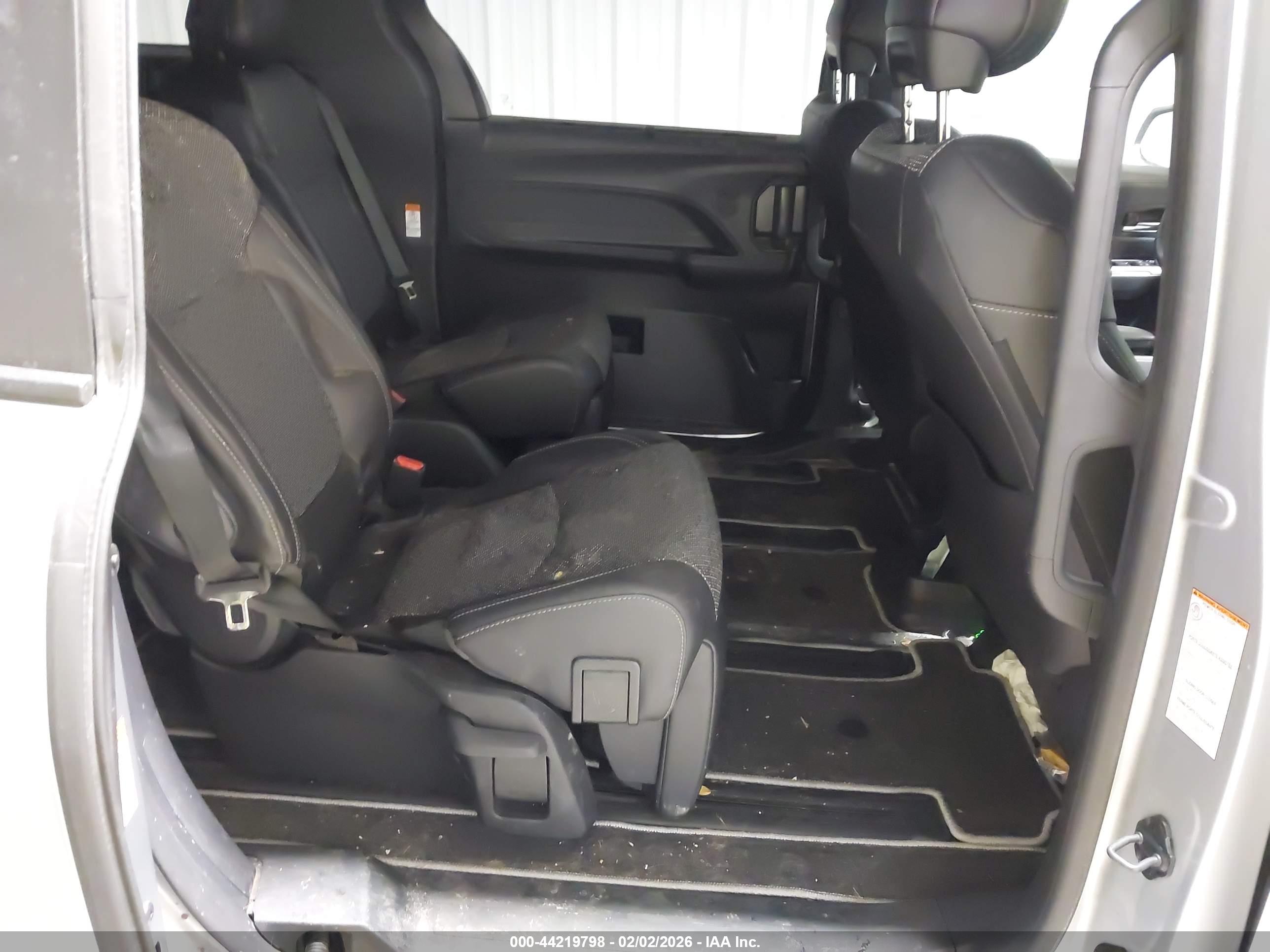 TOYOTA SIENNA image 8