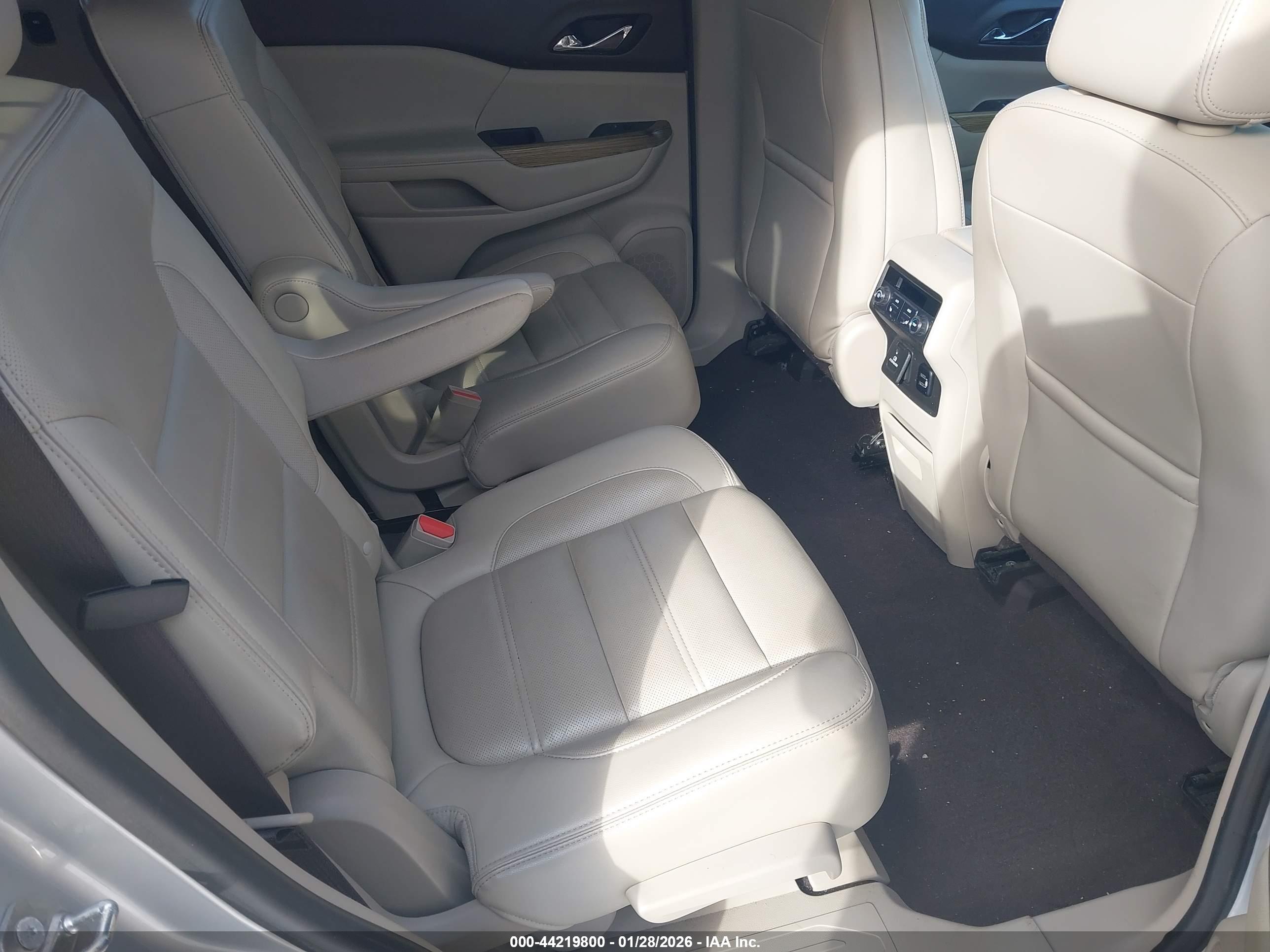 GMC ACADIA image 8