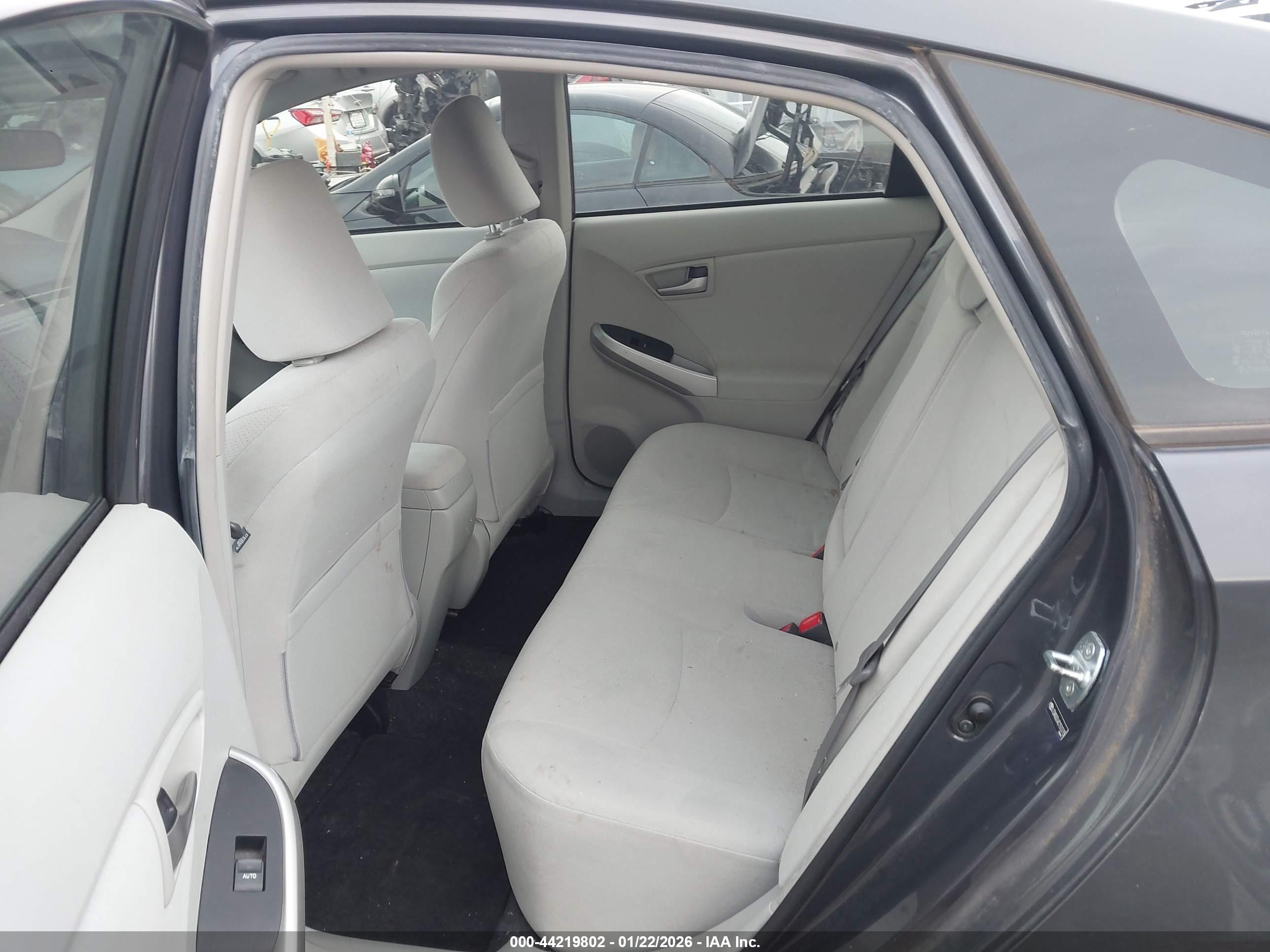 TOYOTA PRIUS image 8