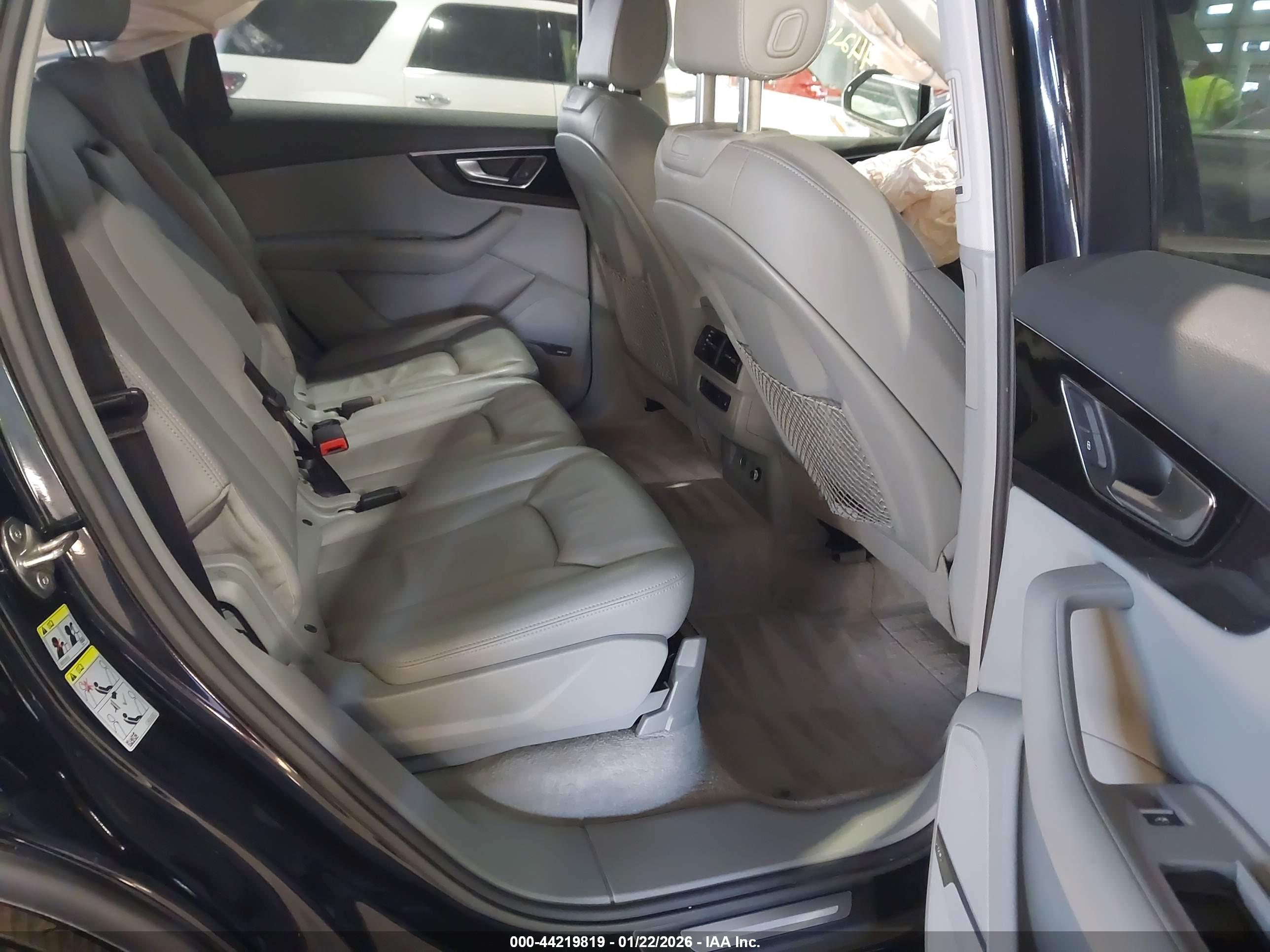 AUDI Q7 image 8