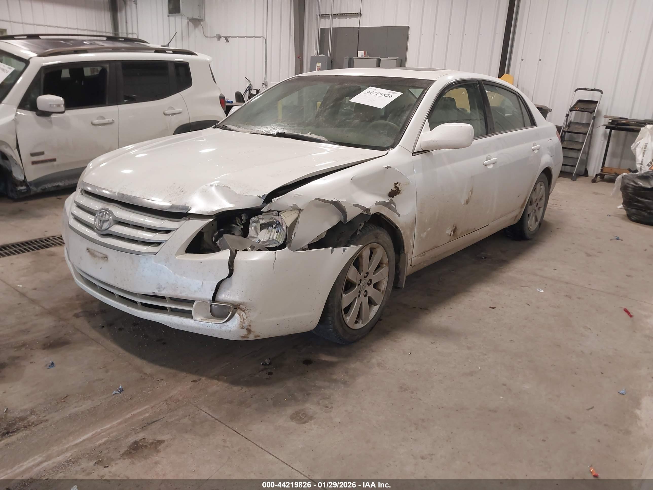 TOYOTA AVALON image 2