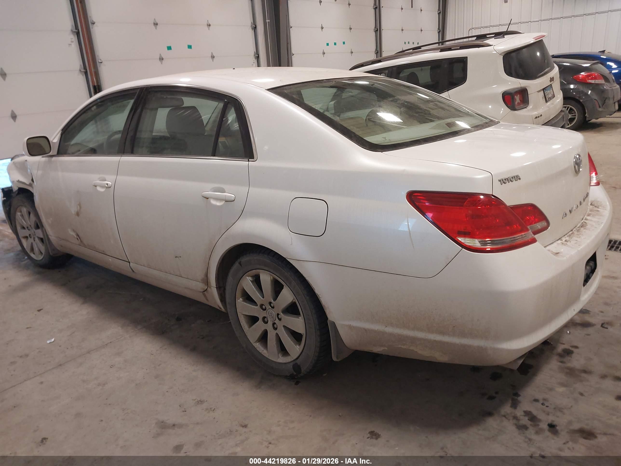 TOYOTA AVALON image 3