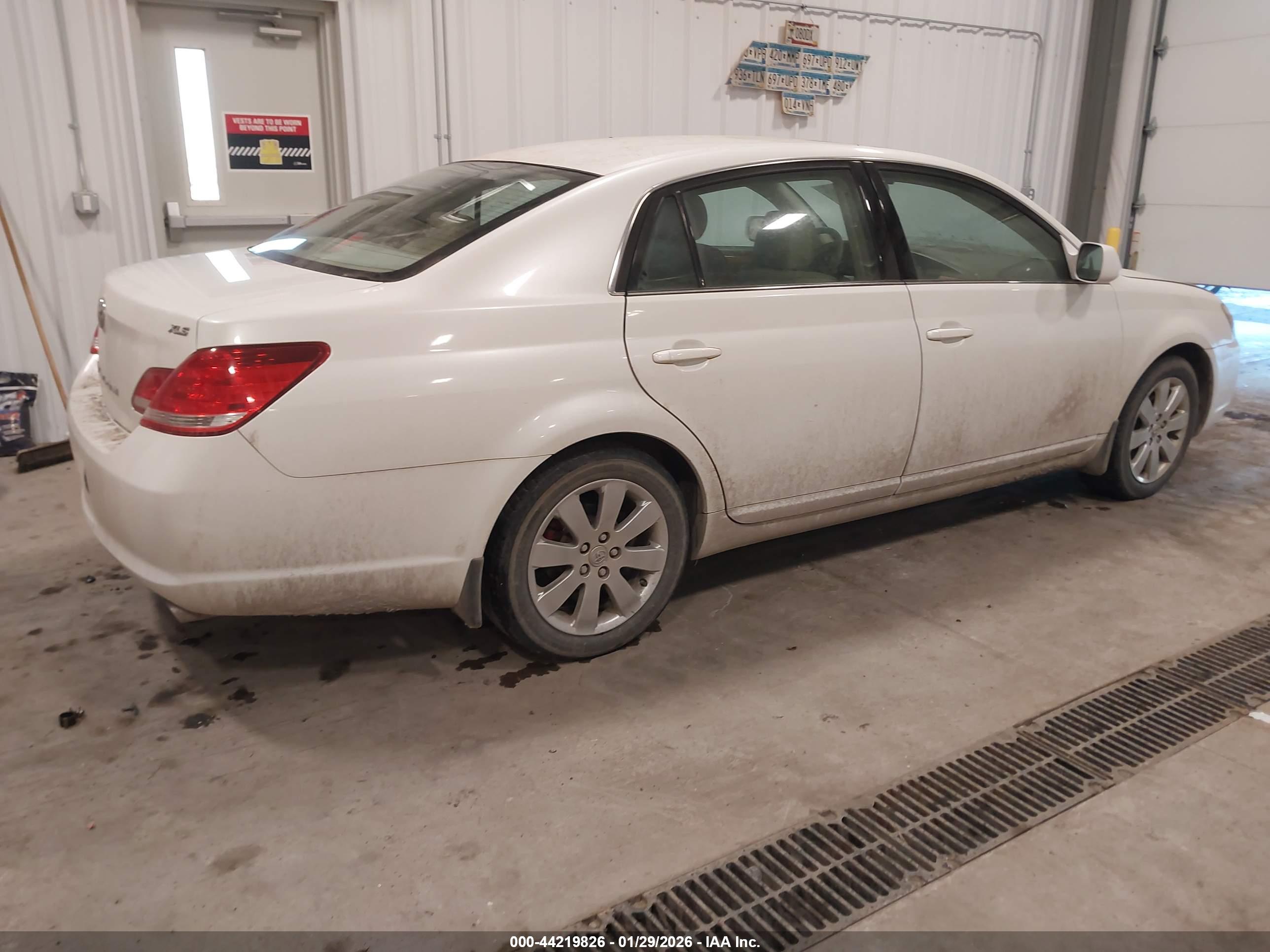 TOYOTA AVALON image 4
