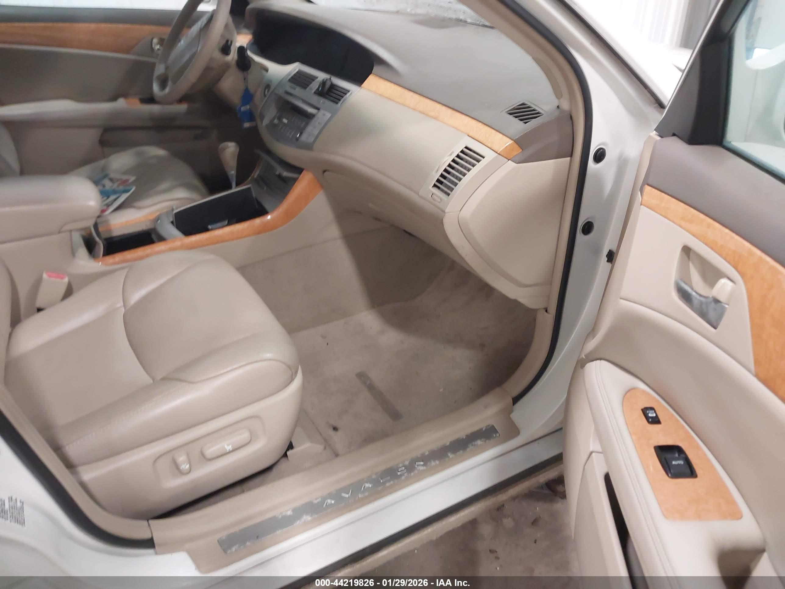 TOYOTA AVALON image 5