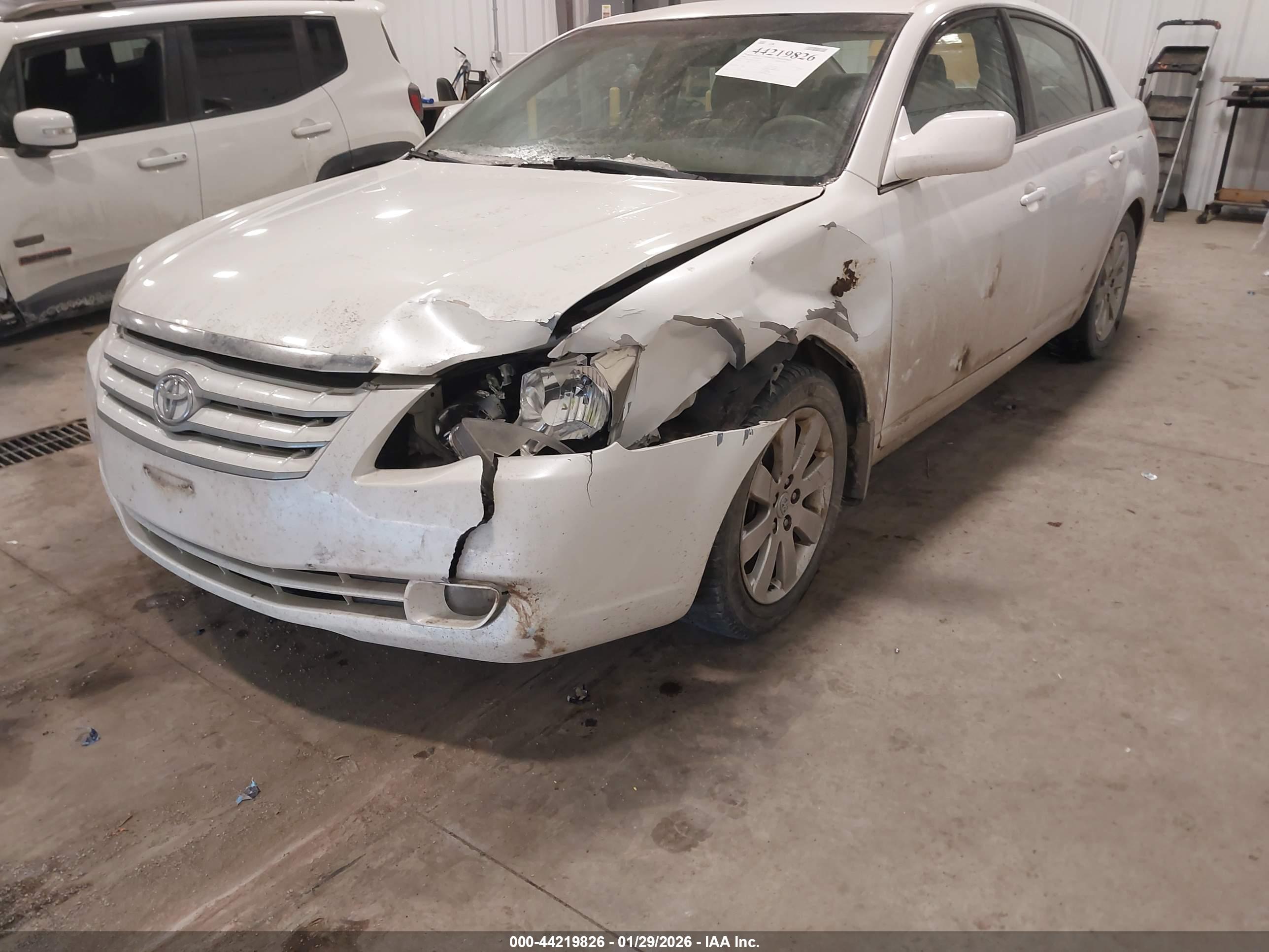 TOYOTA AVALON image 6