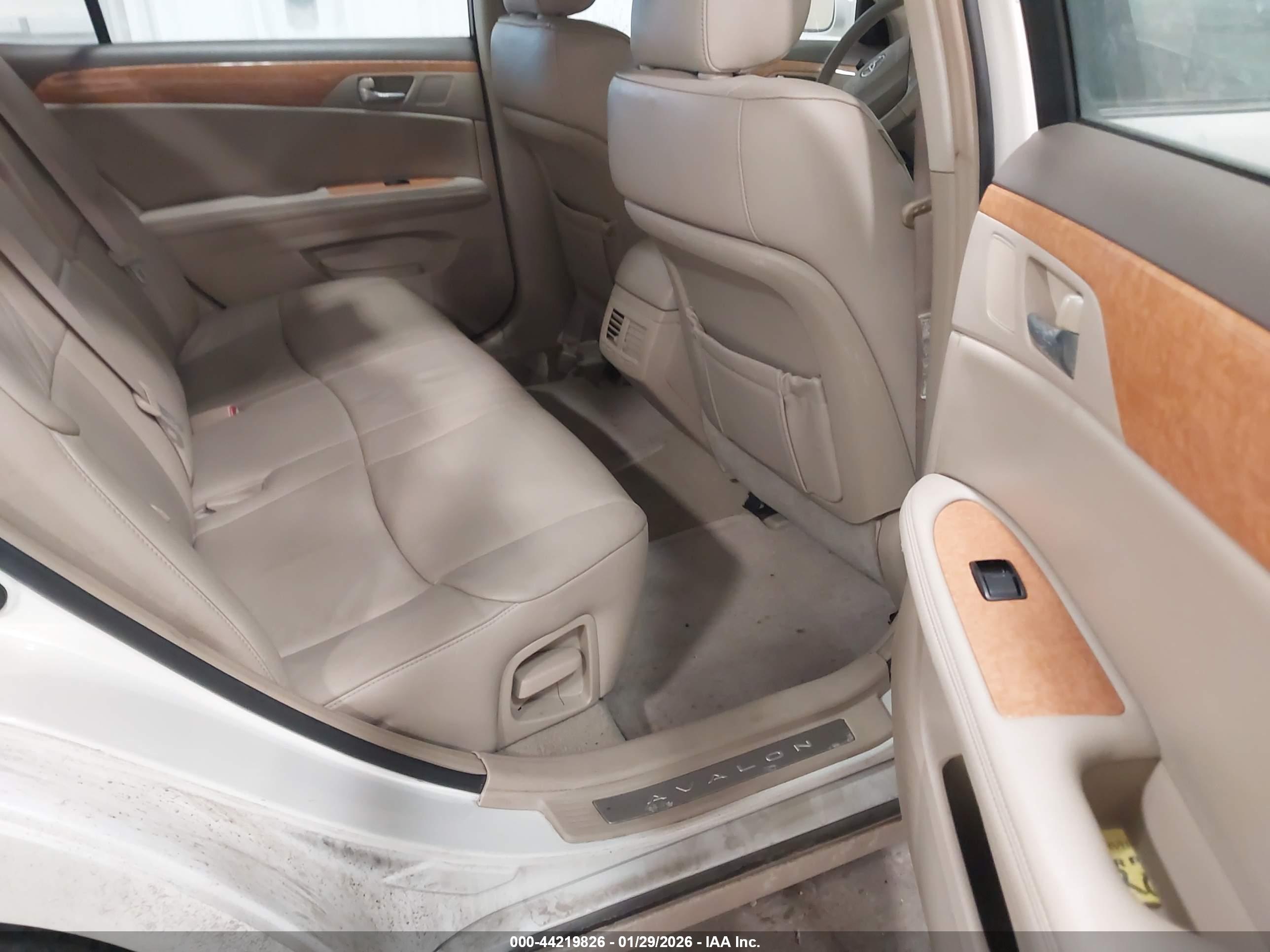 TOYOTA AVALON image 8