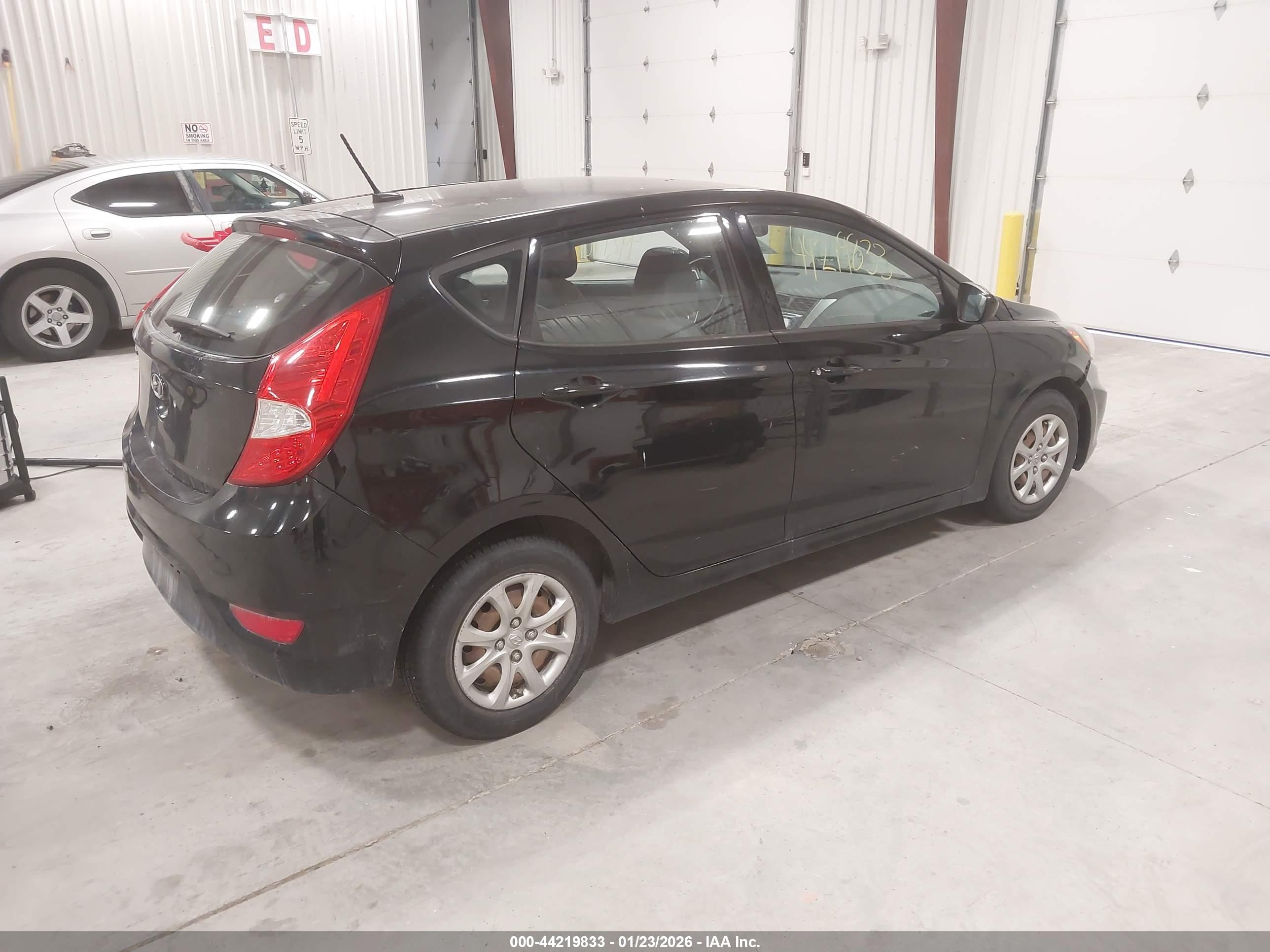 HYUNDAI ACCENT image 4