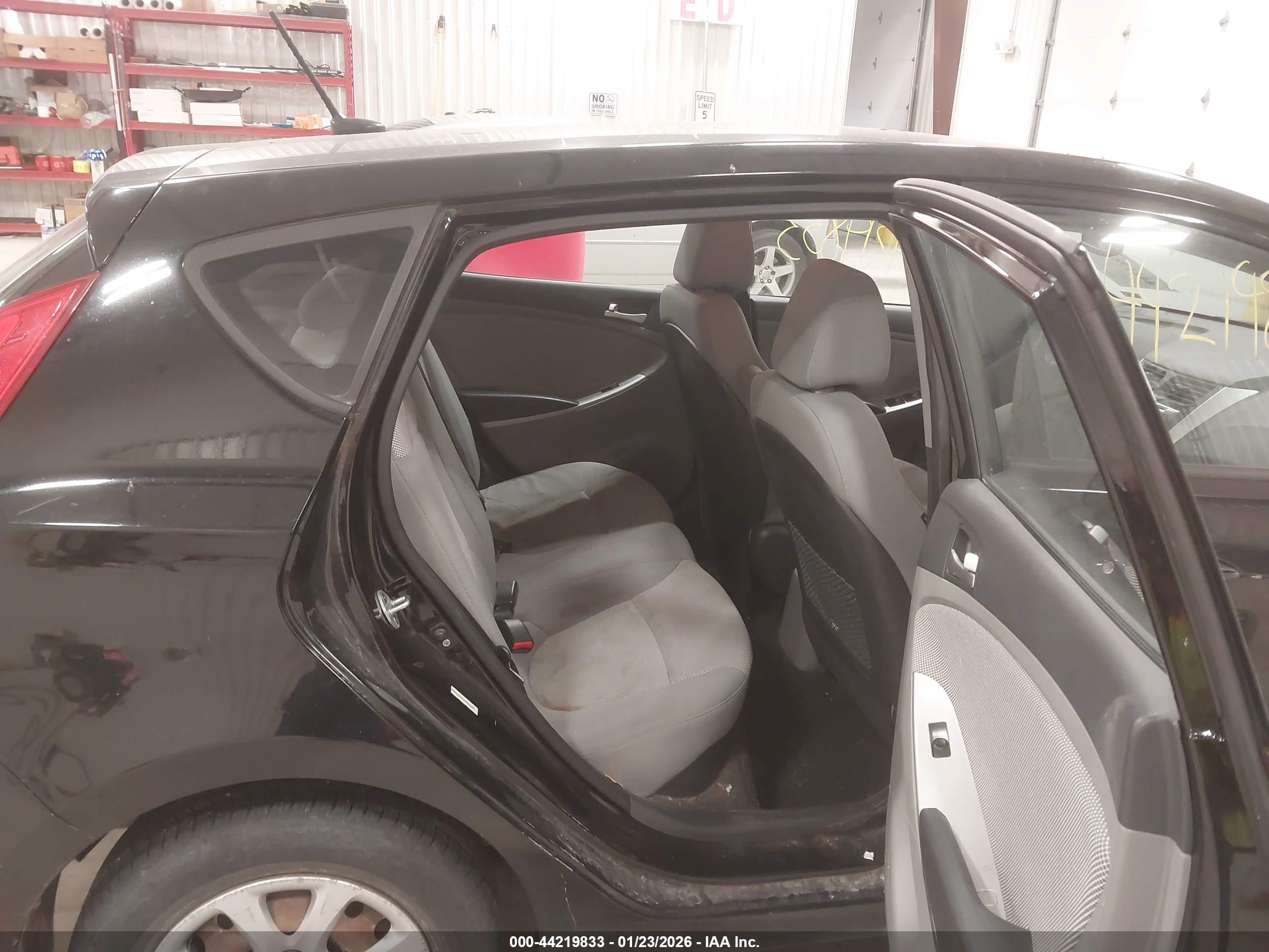 HYUNDAI ACCENT image 8